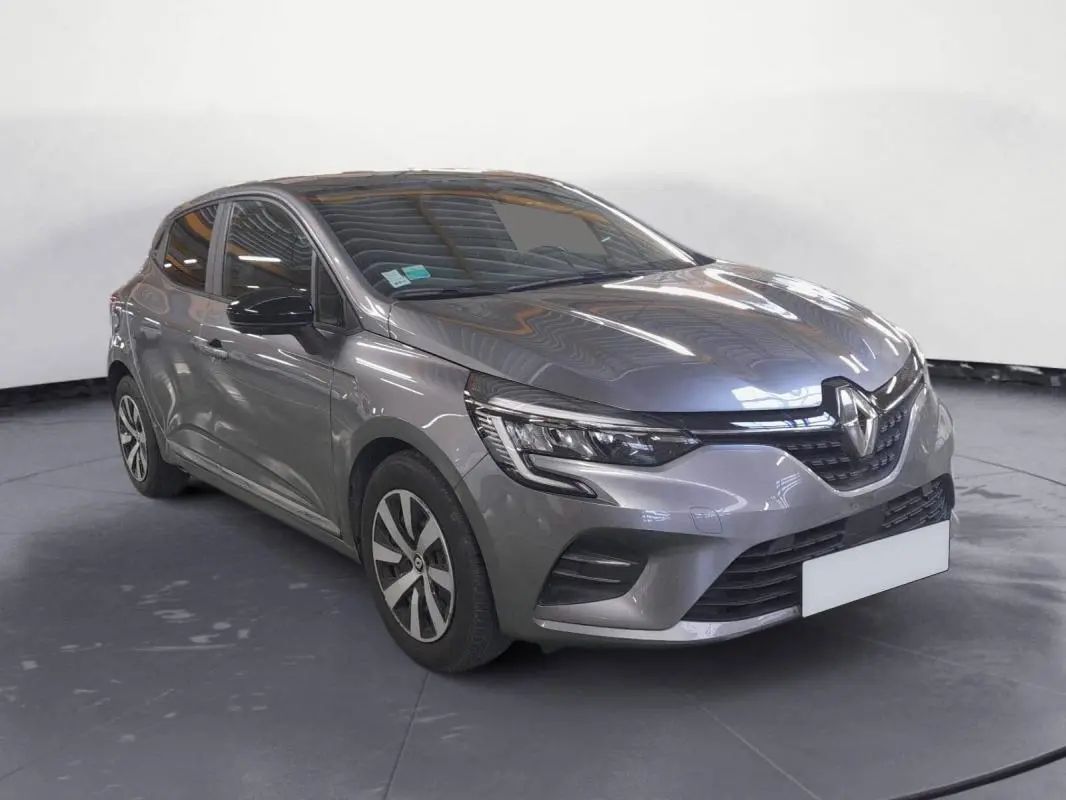 Vue 3/4 avant gauche d'une Renault Clio V TCe 90 Evolution gris clair avec jantes alliage 16 pouces dans un studio.
