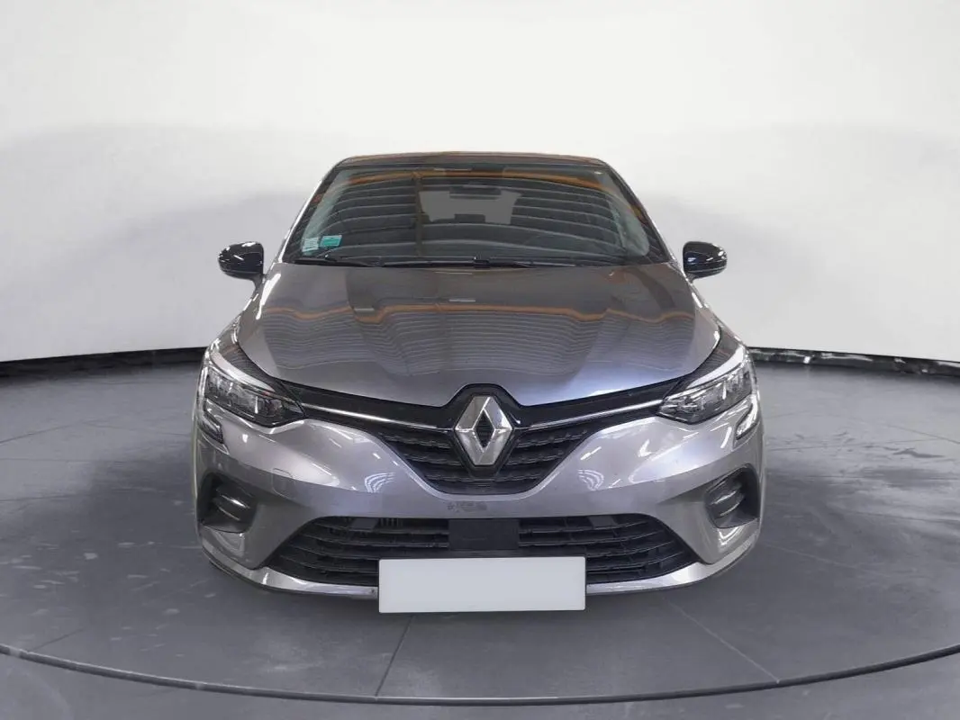 Vue avant d'une Renault Clio gris clair 2023, avec calandre noire et phares LED distinctifs.