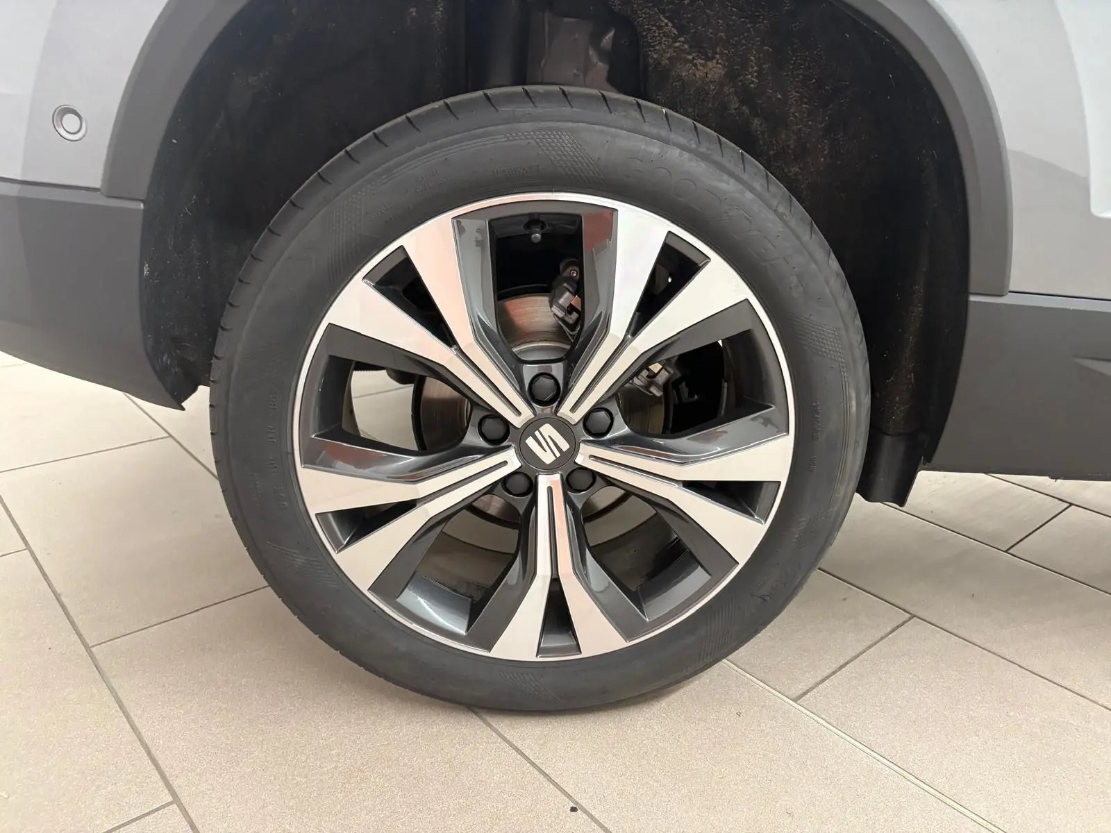 Gros plan sur la jante alliage 18'' usinée du SEAT Ateca gris graphite, mettant en valeur son design moderne.