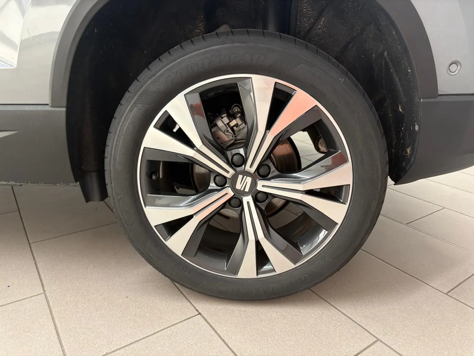 Gros plan sur la jante alliage 18'' usinée du côté gauche d’un SEAT Ateca Gris Graphite 2025.