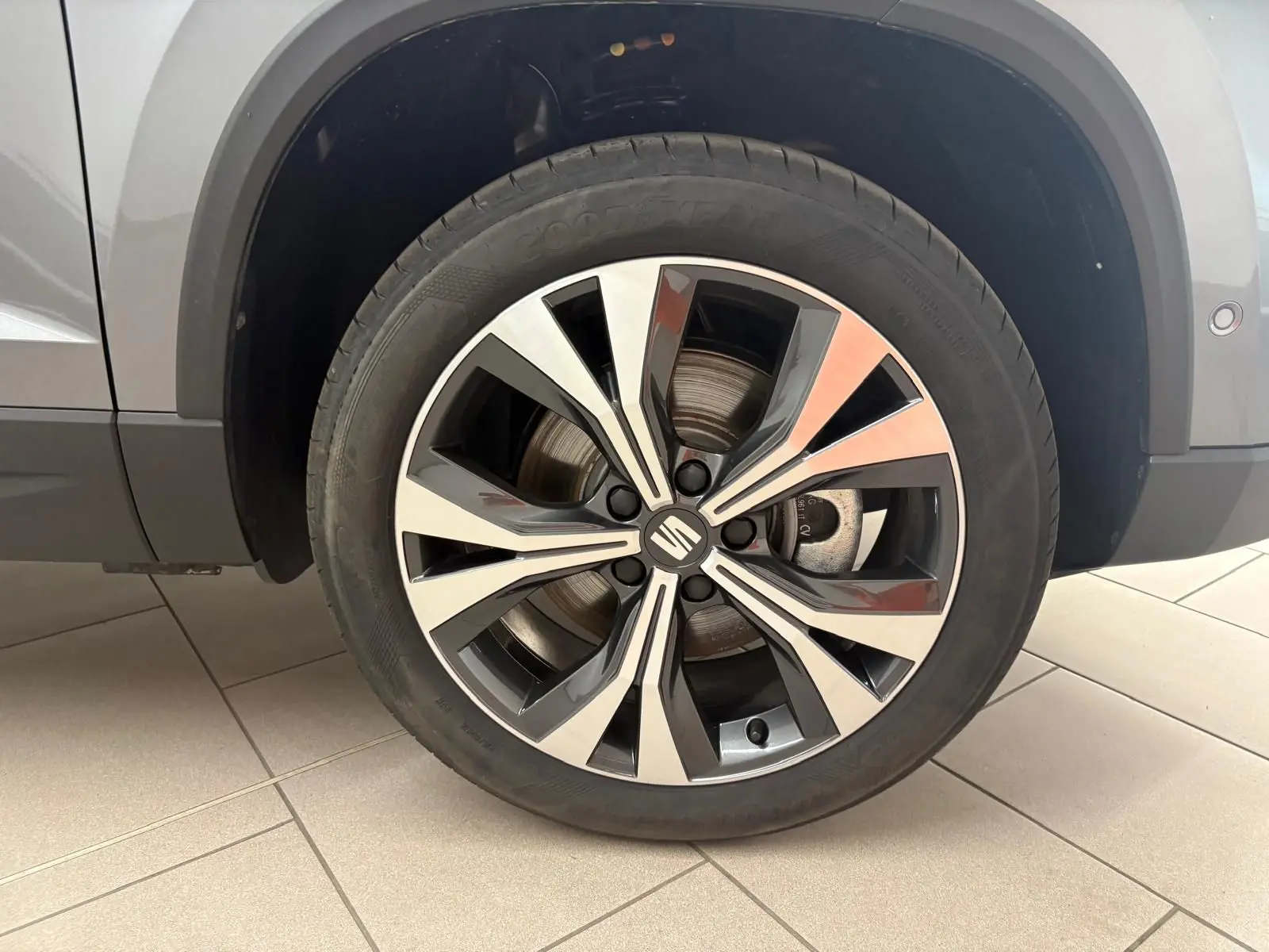 Gros plan sur la jante alliage 18'' usinée du côté avant droit du SEAT Ateca gris graphite 2025.