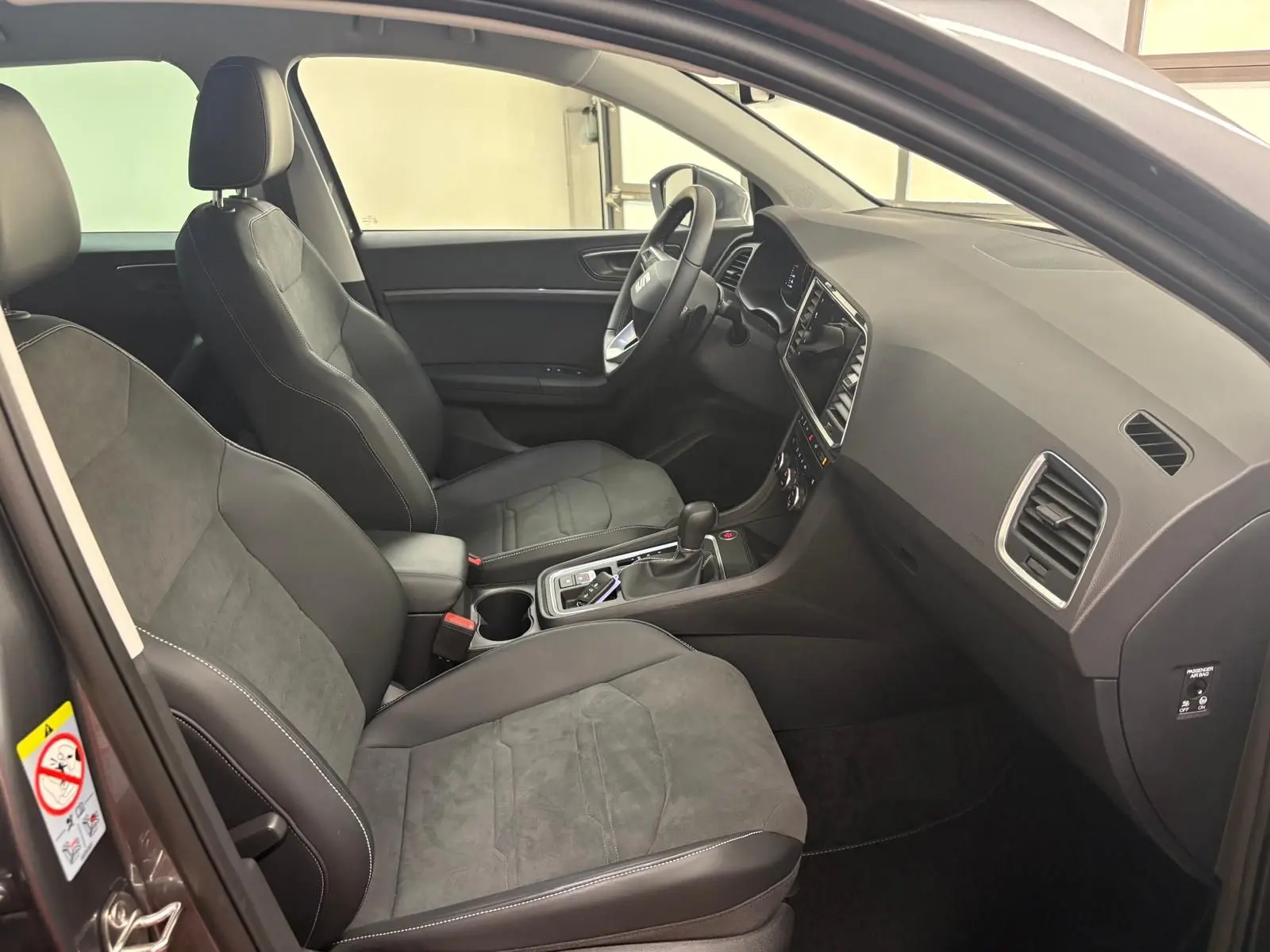 Vue intérieure côté conducteur du SEAT Ateca 2.0 TDI 150 DSG7 COPA avec sellerie noire et tableau de bord moderne.