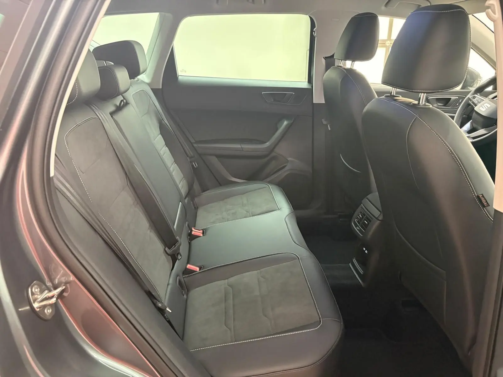Vue intérieure côté gauche des sièges arrière en cuir et alcantara gris du SEAT Ateca 2025 Gris Graphite.
