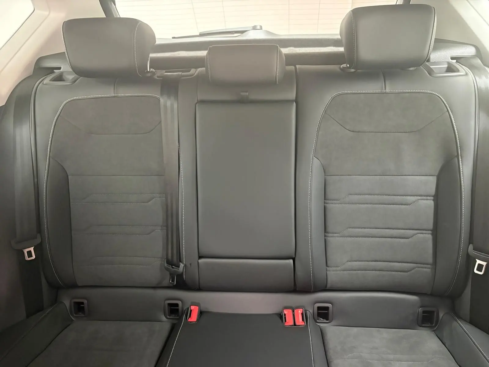 Vue intérieure sur les sièges arrière en cuir noir avec surpiqûres blanches du SEAT Ateca 2025.