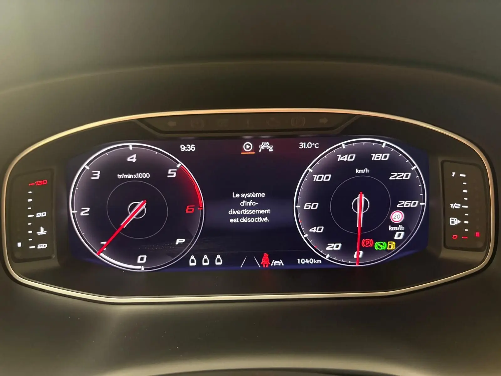 Tableau de bord numérique du SEAT Ateca 2.0 TDI 150 DSG7 affichant compte-tours, vitesse et message d’info désactivée.