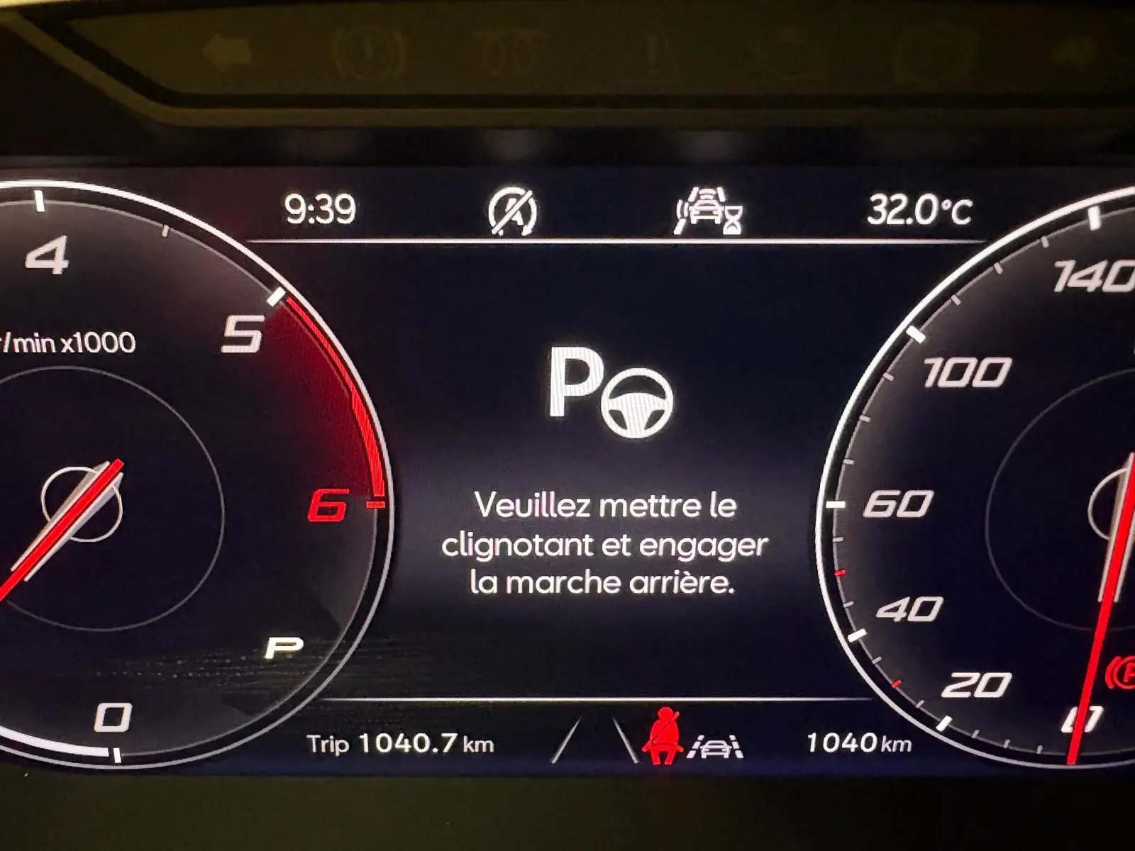 Tableau de bord numérique du SEAT Ateca gris graphite, affichant une consigne de marche arrière et température à 32°C.