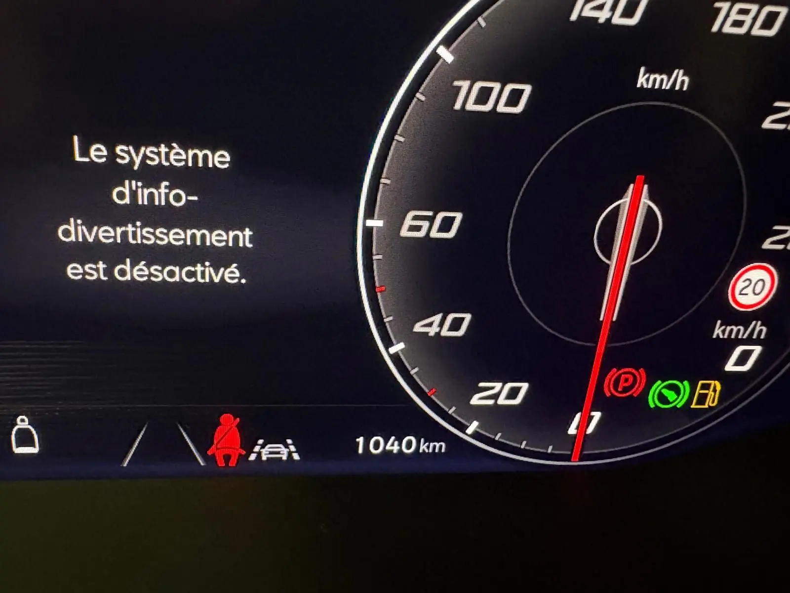 Tableau de bord du SEAT Ateca 2025 montrant le compteur de vitesse et un message indiquant que le système d'info-divertissement est désactivé.