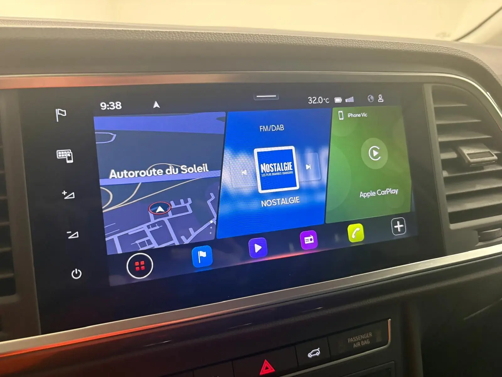 Écran tactile central du tableau de bord du SEAT Ateca 2025 affichant navigation, radio et Apple CarPlay.