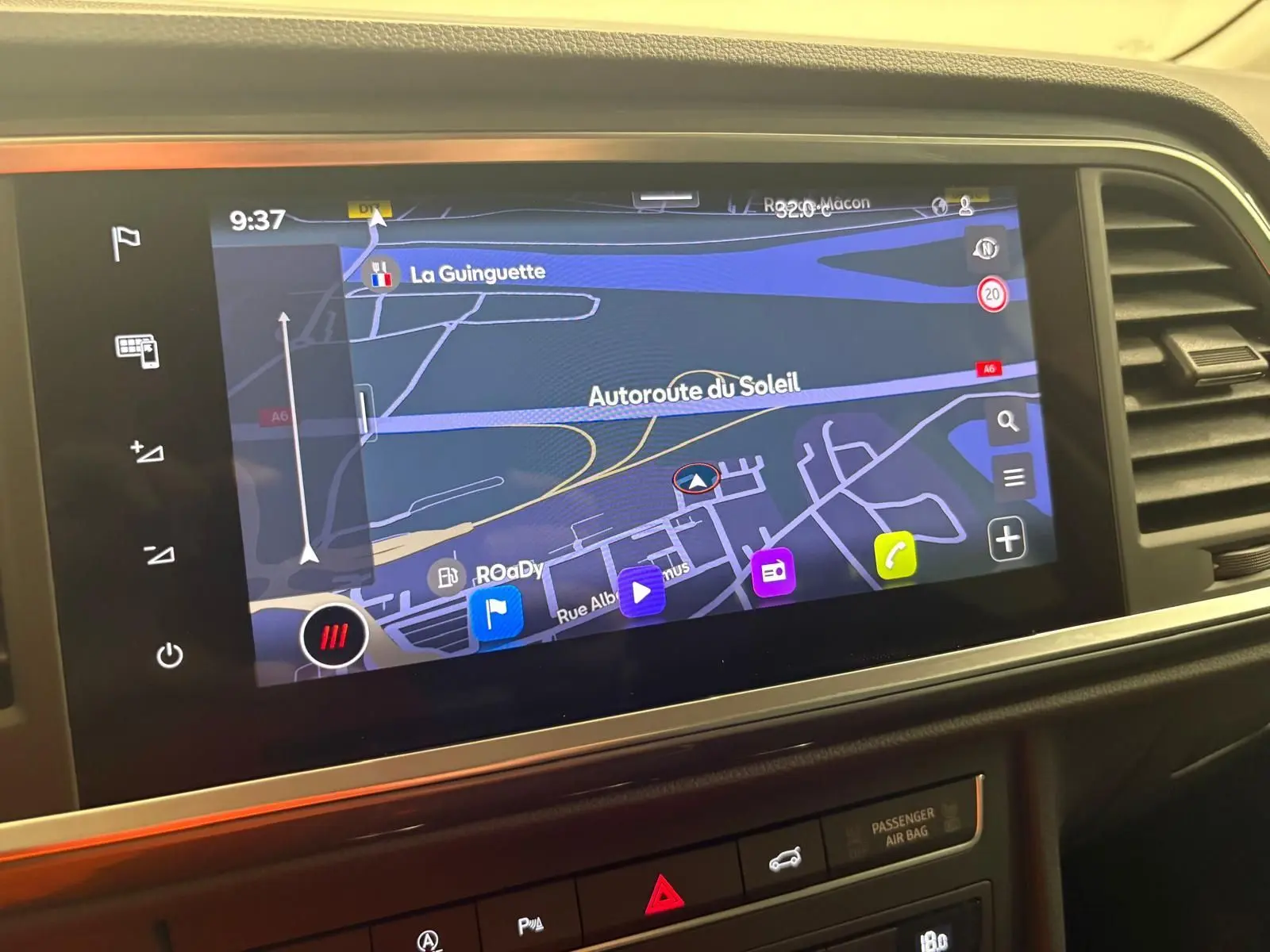 Écran tactile central du SEAT Ateca 2025 affichant la navigation avec cadre intérieur noir et bande lumineuse orange.