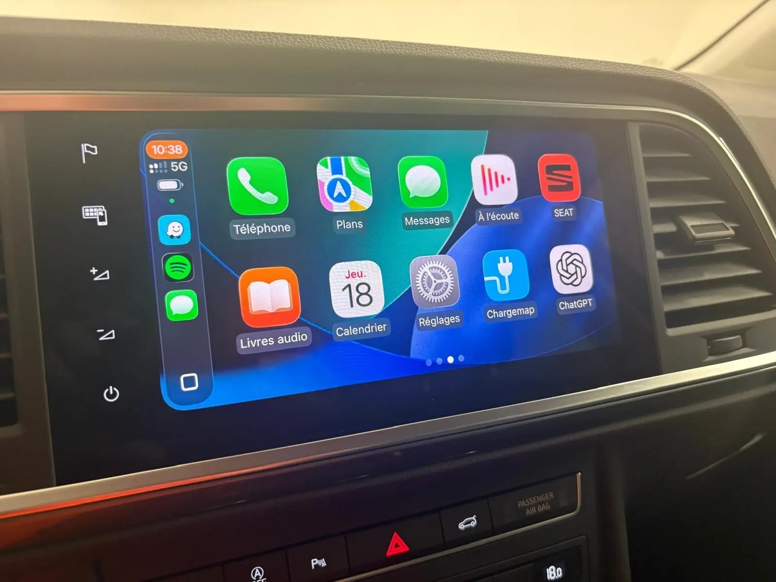 Vue rapprochée de l’écran tactile central du tableau de bord du SEAT Ateca 2025, affichant les applications connectées.
