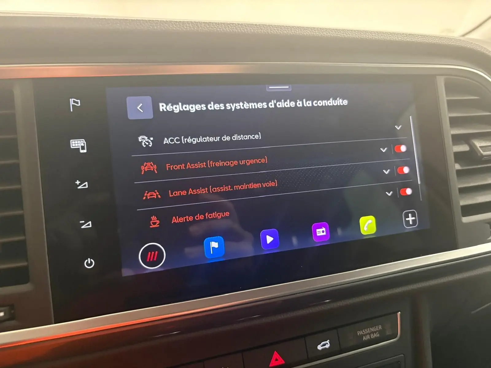 Écran tactile intérieur du SEAT Ateca 2025 montrant les réglages d’aide à la conduite avec interface moderne et claire.