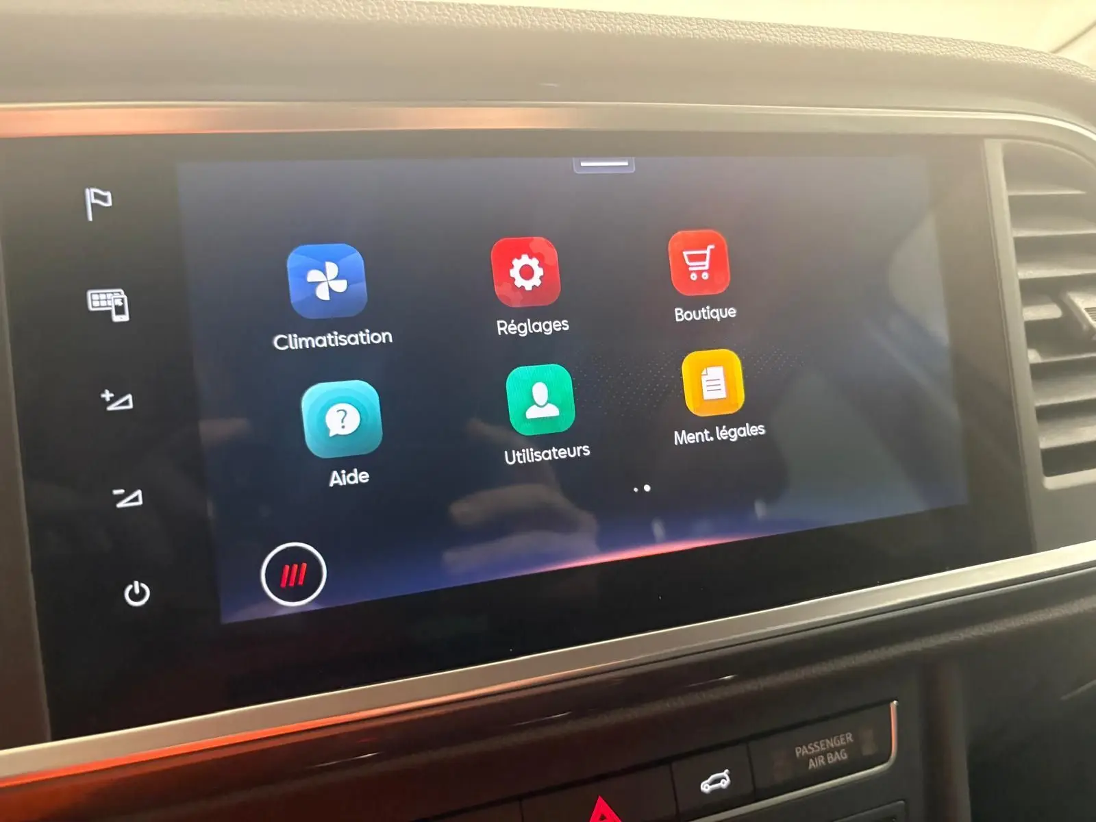 Écran tactile central du SEAT Ateca 2.0 TDI 150 DSG7 COPA affichant les menus climatisation, réglages et boutique.