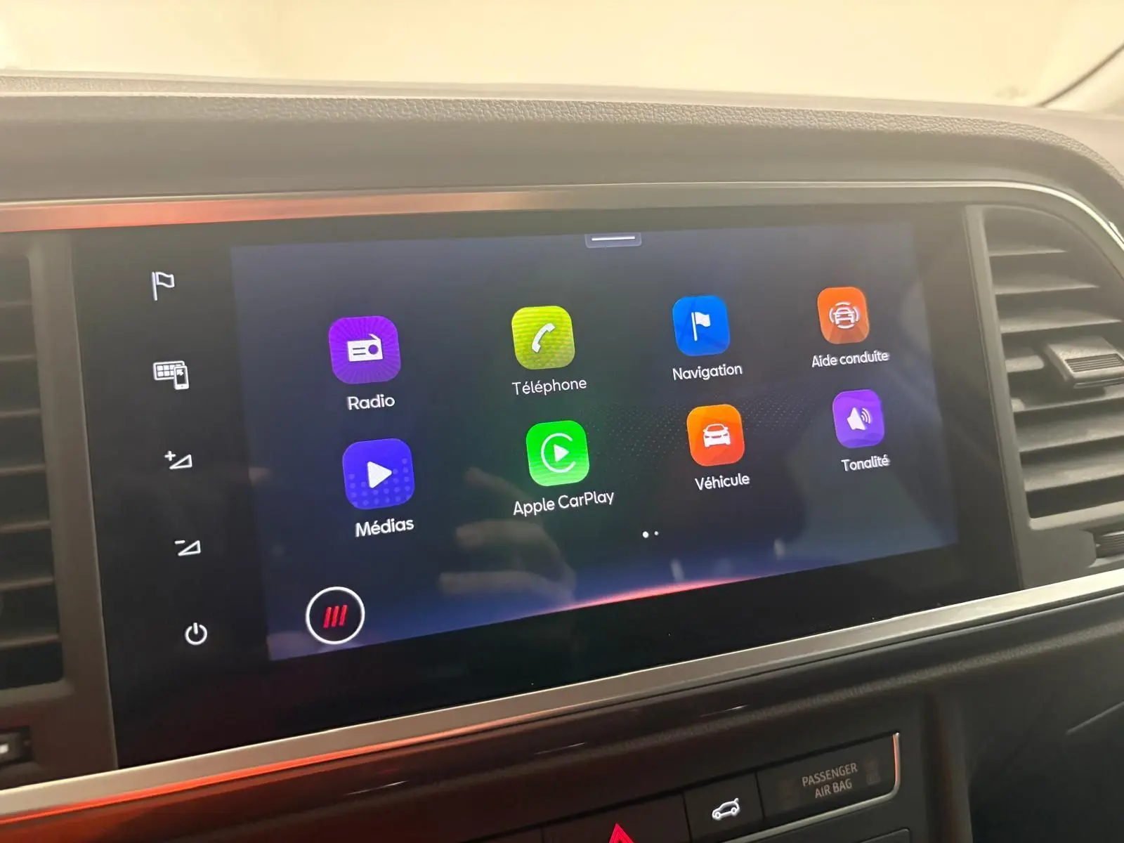 Écran tactile central du tableau de bord du SEAT Ateca 2025 affichant les applications multimédias et de navigation.