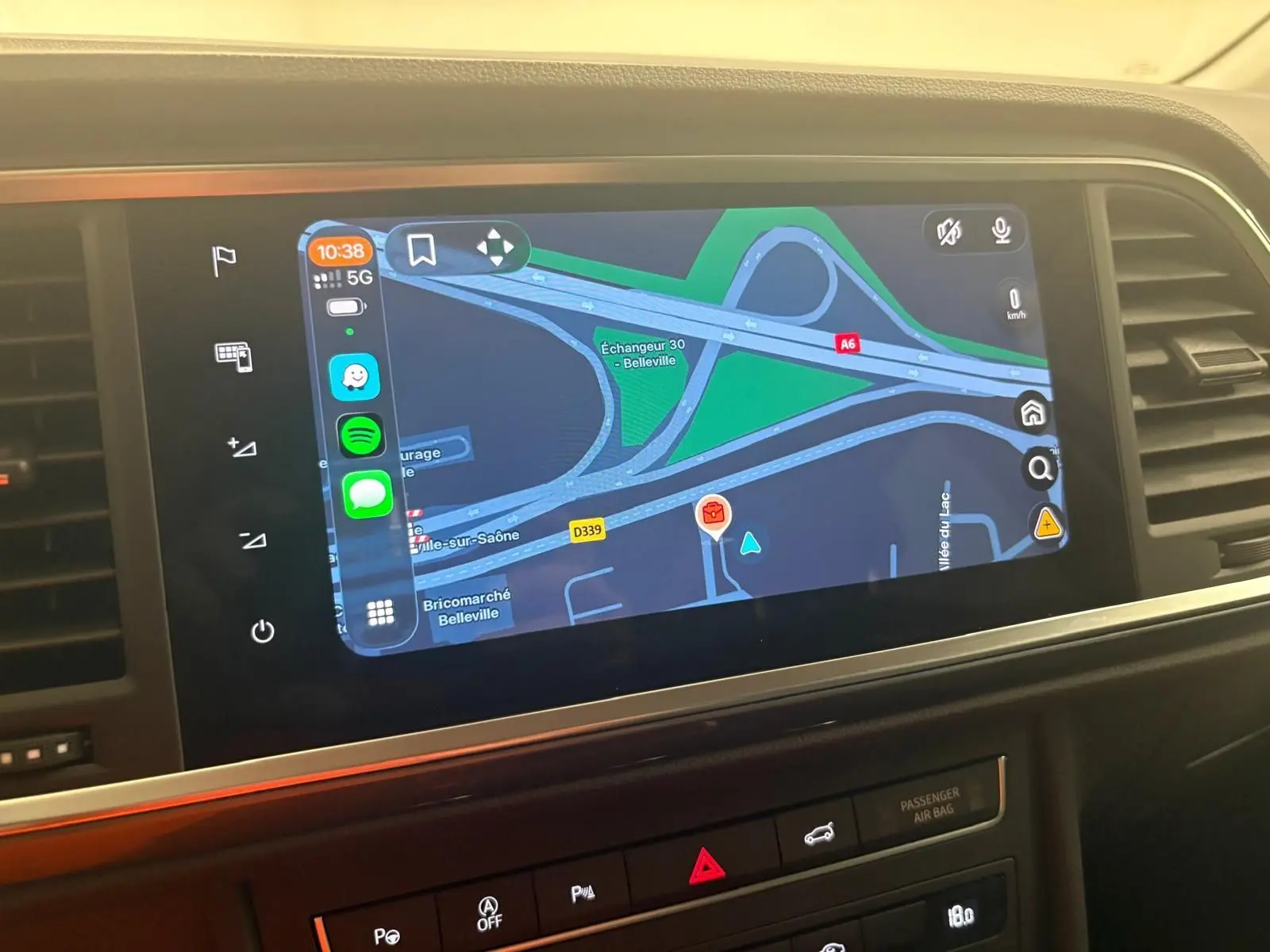 Vue rapprochée de l’écran tactile du tableau de bord du SEAT Ateca 2.0 TDI 150 DSG7 COPA affichant la navigation GPS.