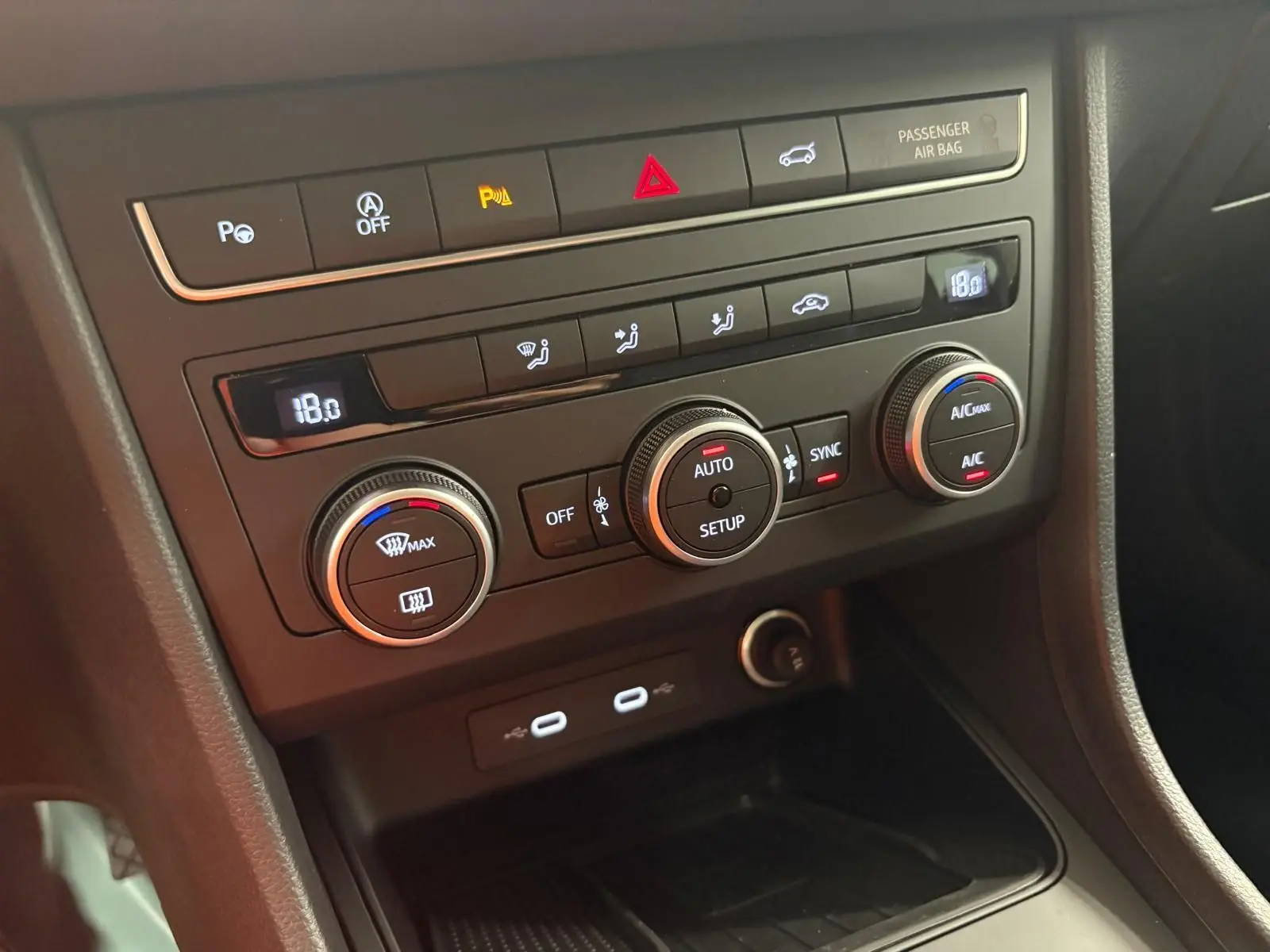 Vue rapprochée du tableau de bord noir du SEAT Ateca 2025, montrant les commandes de climatisation digitales.