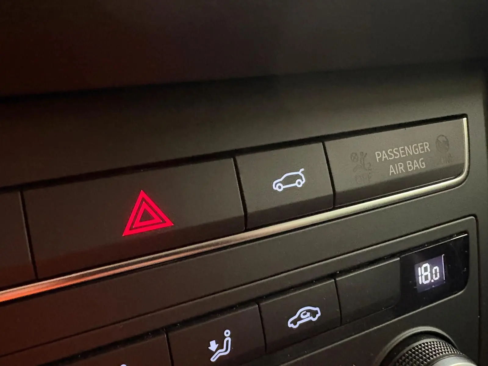 Boutons de commande du tableau de bord de la SEAT Ateca 2.0 TDI 150 DSG7 COPA, avec icône hayon et alerte.