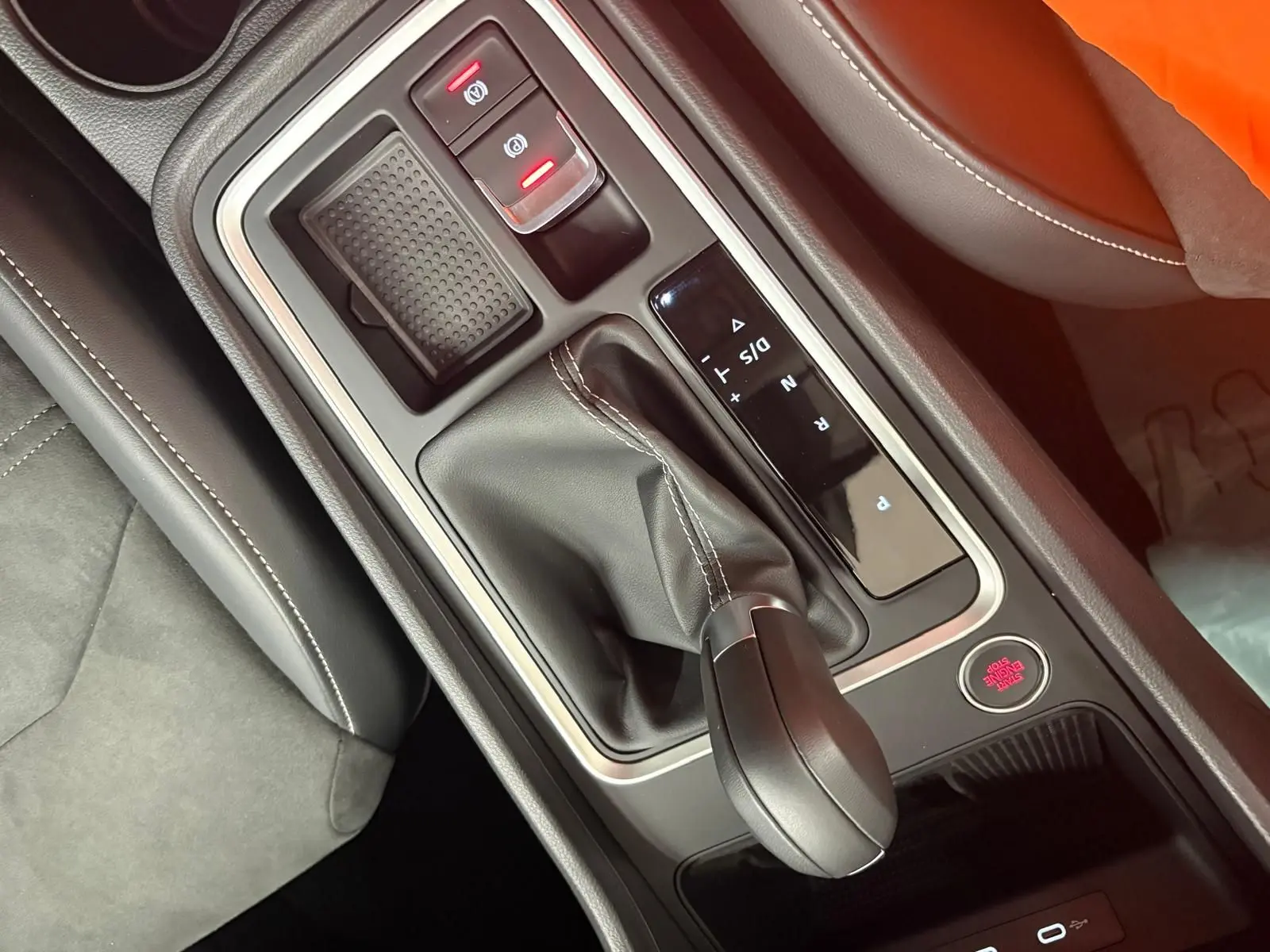 Gros plan sur la console centrale du SEAT Ateca 2.0 TDI 150 DSG7, montrant le levier de vitesse et les commandes en cuir noir.