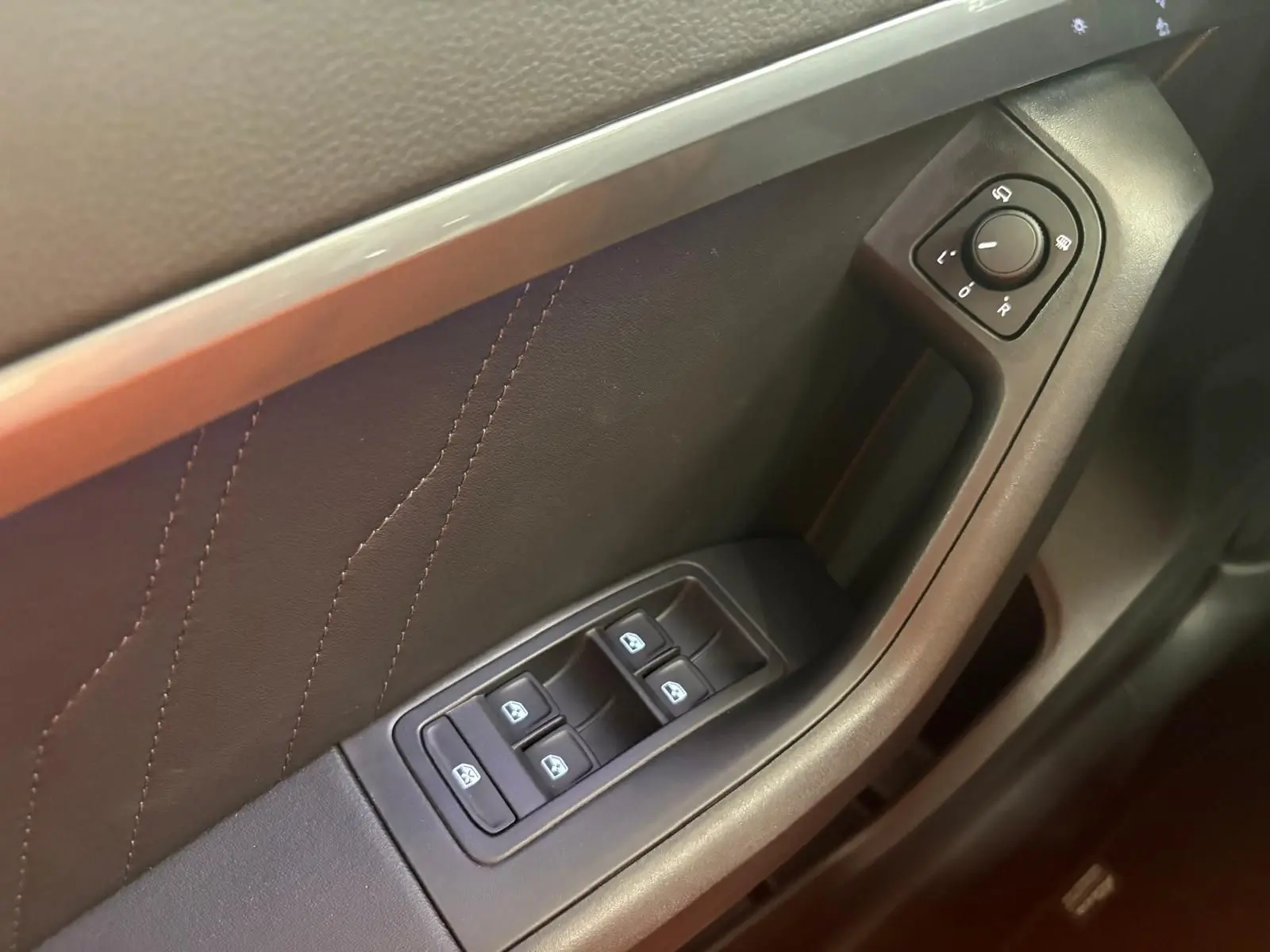 Gros plan sur la commande des vitres et réglage des rétroviseurs côté conducteur du SEAT Ateca 2.0 TDI 150 DSG7 COPA.