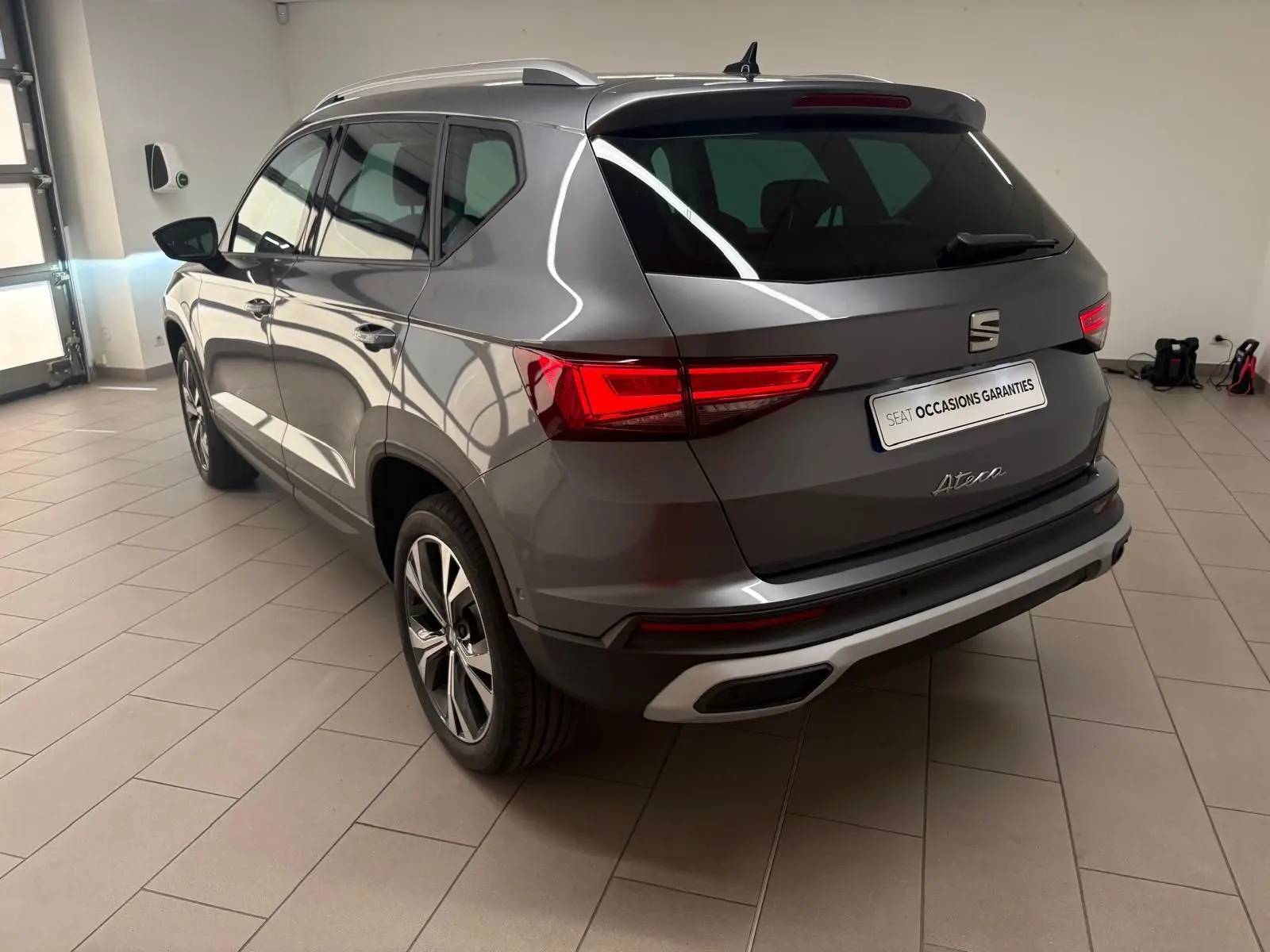 Vue 3/4 arrière droit du SEAT Ateca 2.0 TDI 150 DSG7 Copa gris graphite avec jantes alliage 18'' et hayon électrique.