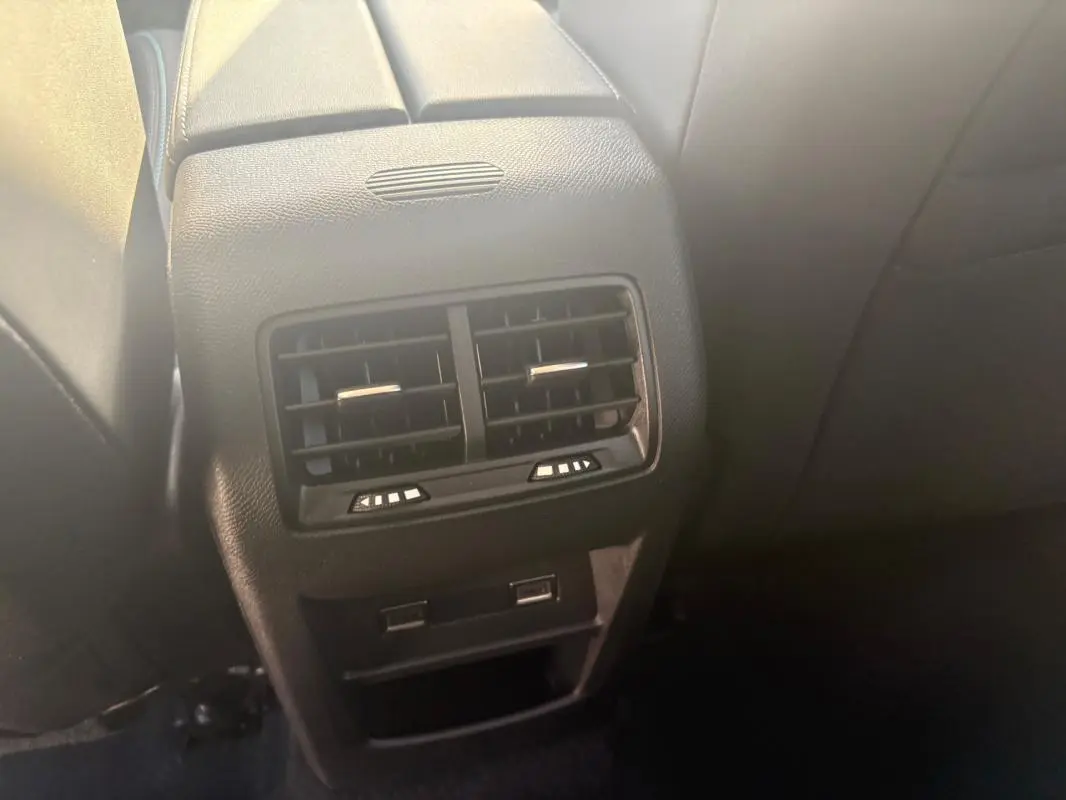 Gros plan sur la console arrière avec bouches d’aération et ports USB du Peugeot 308 PHEV 180 e-EAT8 Allure gris clair 2024.