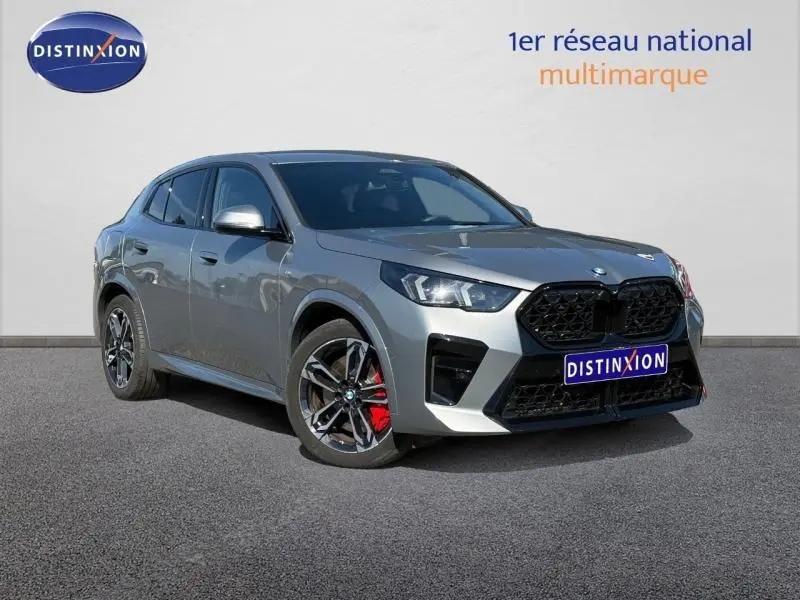 BMW X2 sDrive20dA 2025 en Skyscraper Grey, vue 3/4 avant droit avec jantes alu et étriers rouges visibles.