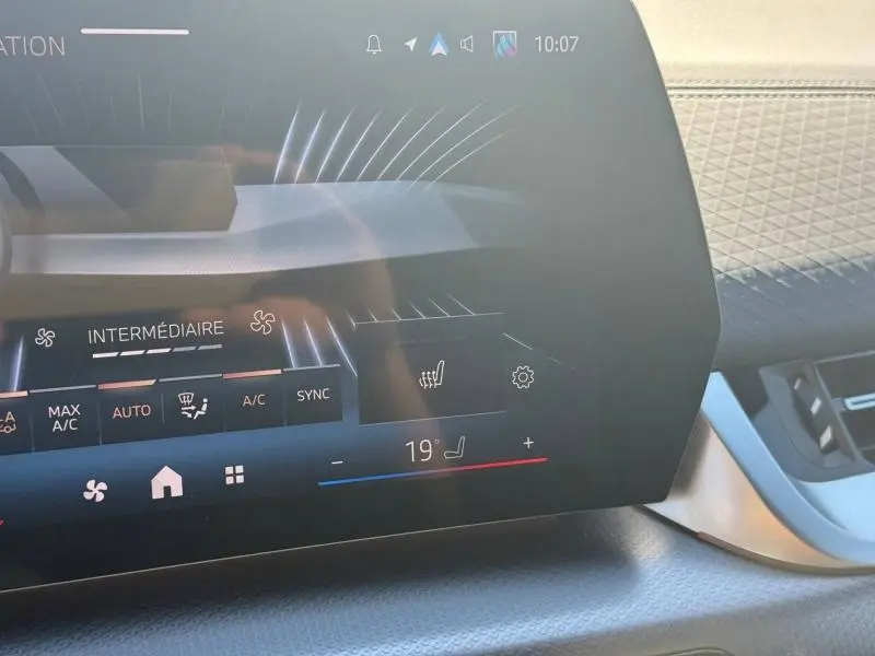 Détail de l'écran tactile du système de climatisation du BMW X2 2025 en Skyscraper Grey, affichant la température à 19°C.