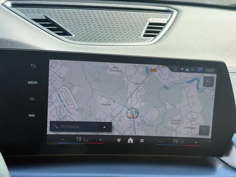 Écran tactile central du BMW X2 2025 affichant la navigation GPS, avec partie supérieure de la planche de bord visible.