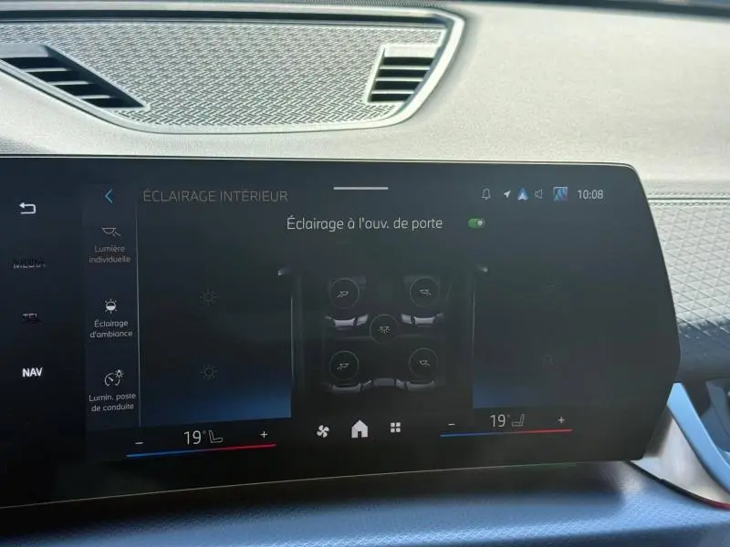 Écran tactile central de la BMW X2 2025 en Skyscraper Grey, affichant les réglages d'éclairage intérieur.