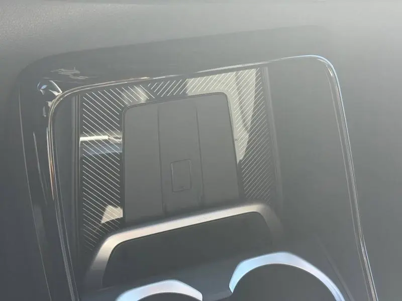 Gros plan sur la console centrale avec surface texturée et porte-gobelets du BMW X2 sDrive20dA Skyscraper Grey.
