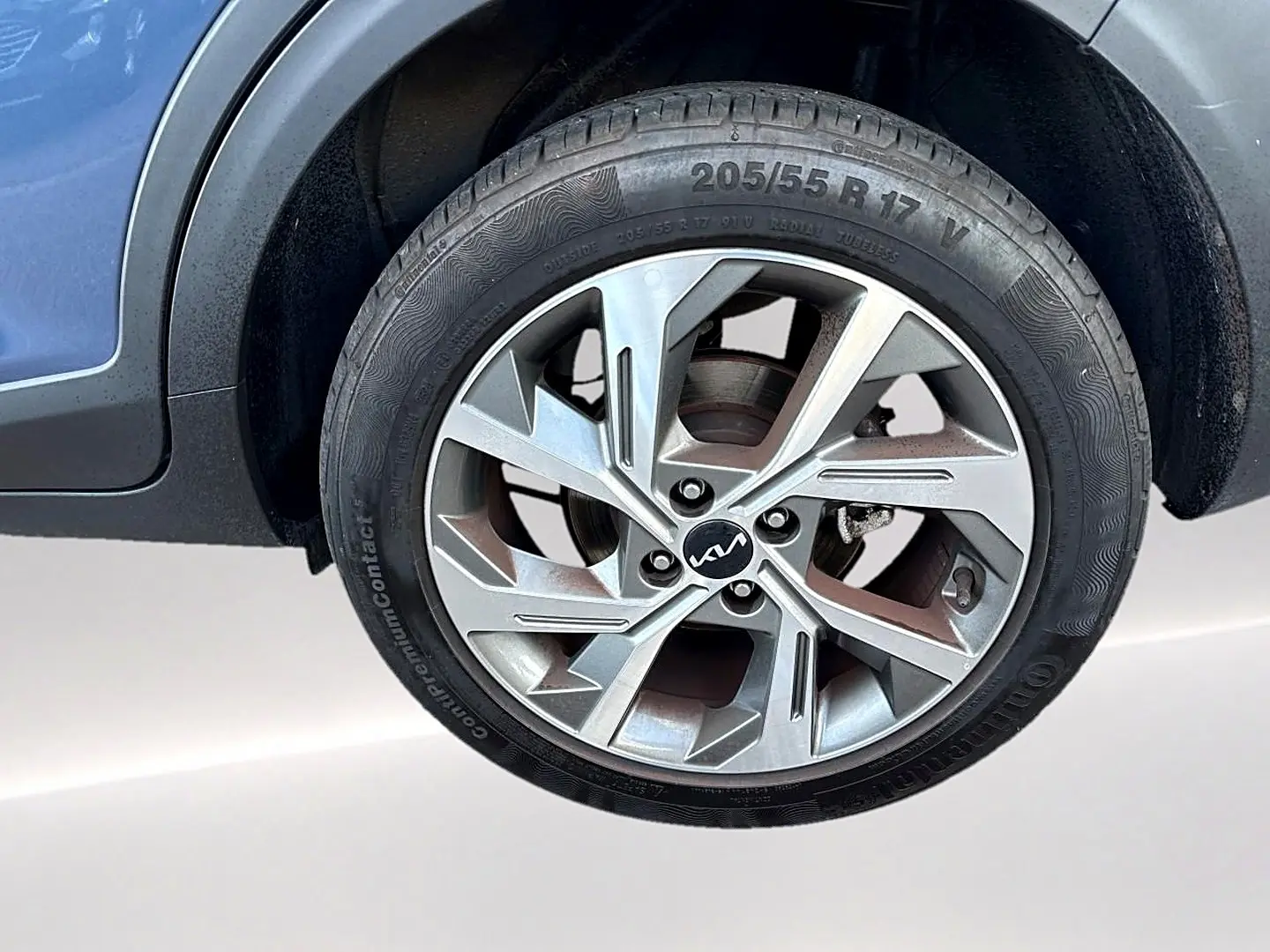 Gros plan sur la jante alu 17 pouces gris argent du KIA STONIC 2025, avec logo KIA au centre.
