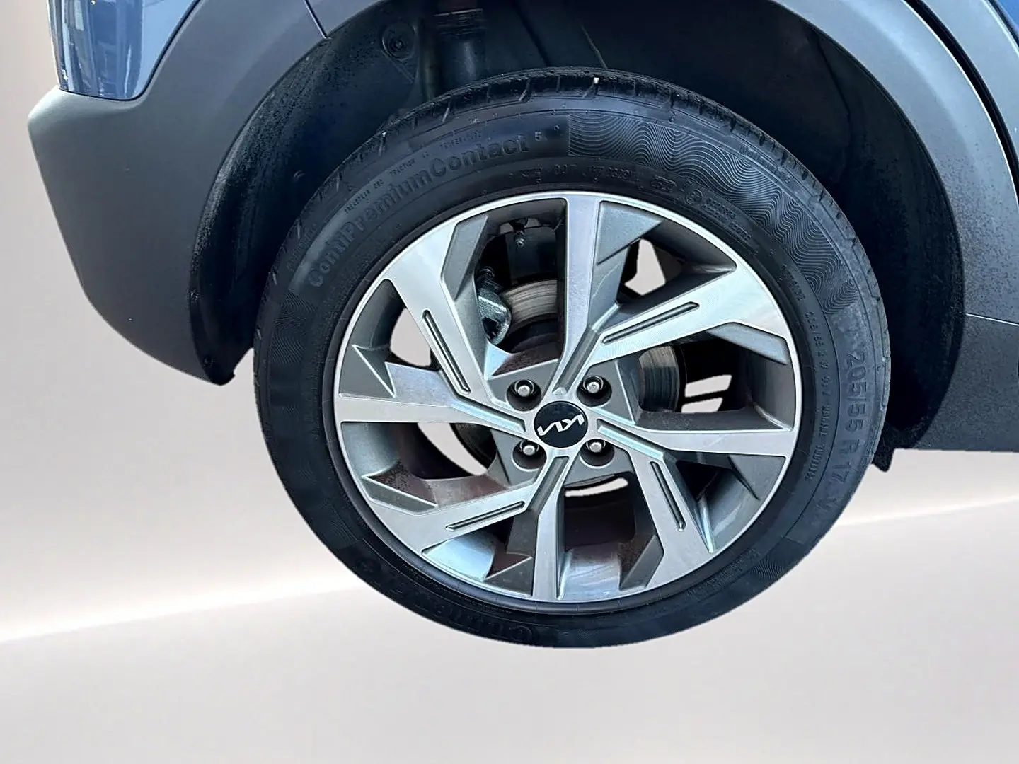 Gros plan sur la roue avant droite gris métallisé du KIA STONIC 1.0 t-gdi 100 GT Line avec jante alu design.