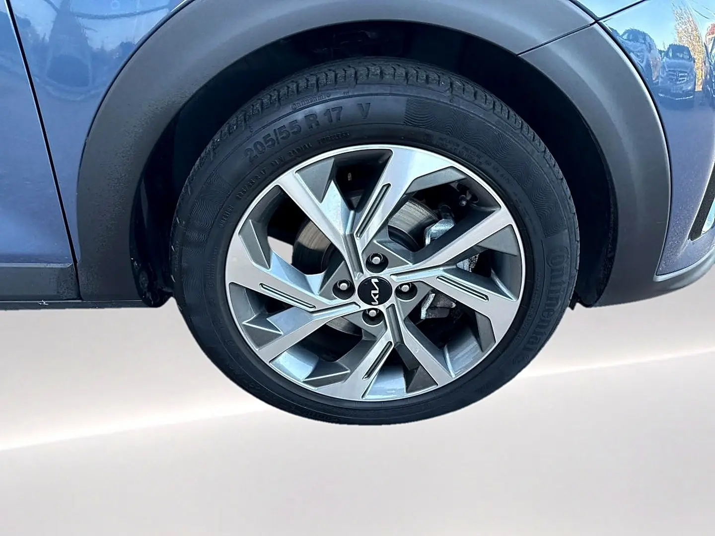 Gros plan sur la roue avant droite avec jante alu au design moderne du KIA Stonic gris 2025.