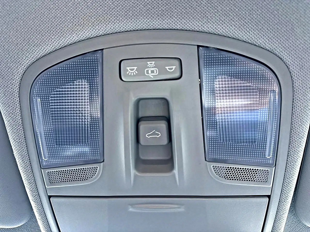 Plafonnier intérieur gris avec commandes d'éclairage et ouverture du toit ouvrant électrique sur KIA Stonic 2025.