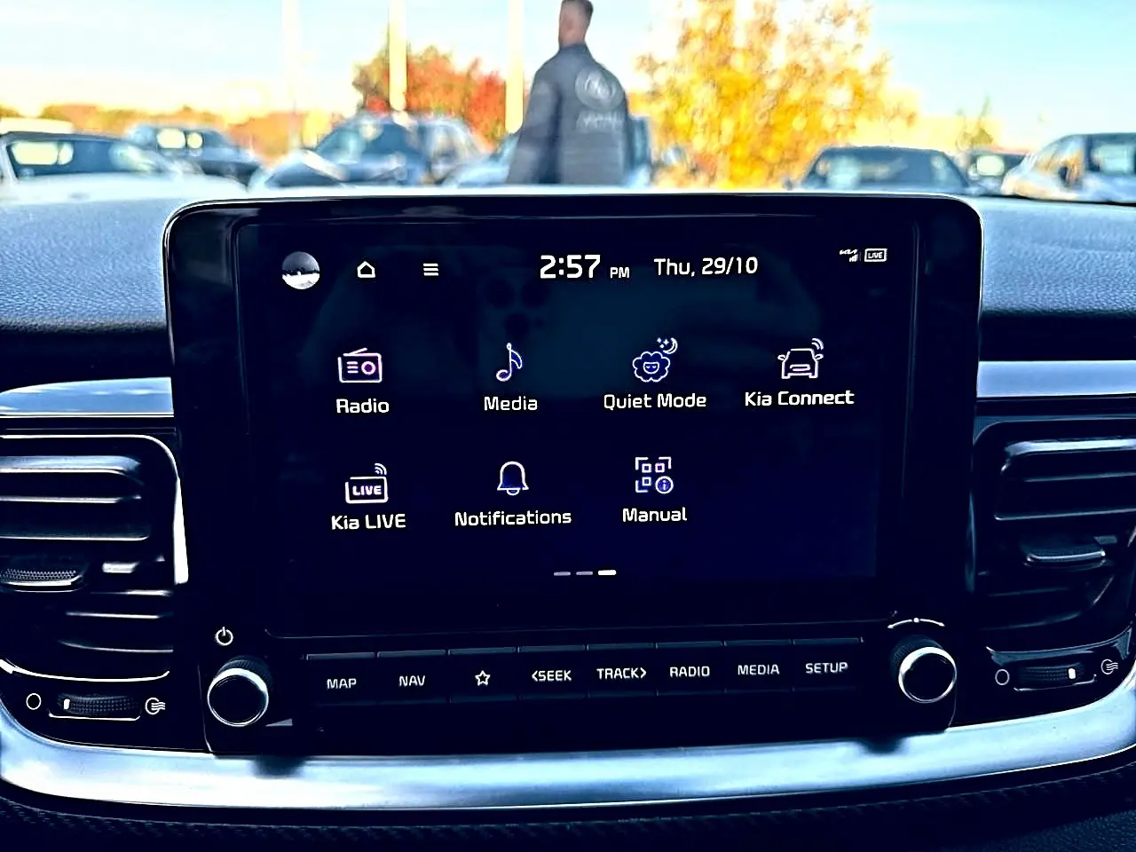 Écran tactile central du tableau de bord d’une KIA Stonic gris, affichant le menu multimédia et connectivité.
