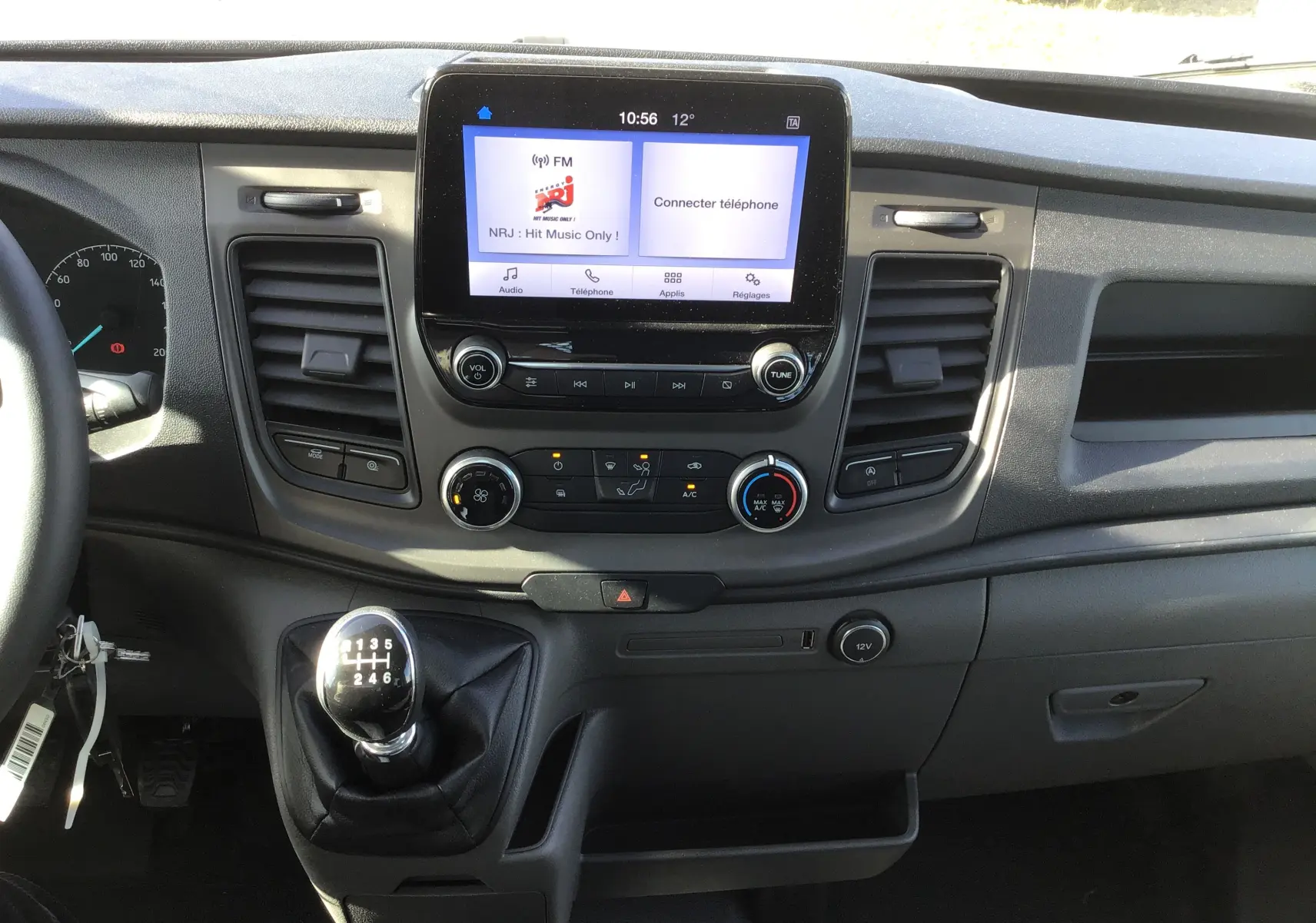 Vue intérieure du tableau de bord du Ford Transit Chassis Cabine 2020 avec écran tactile et levier de vitesses manuel.