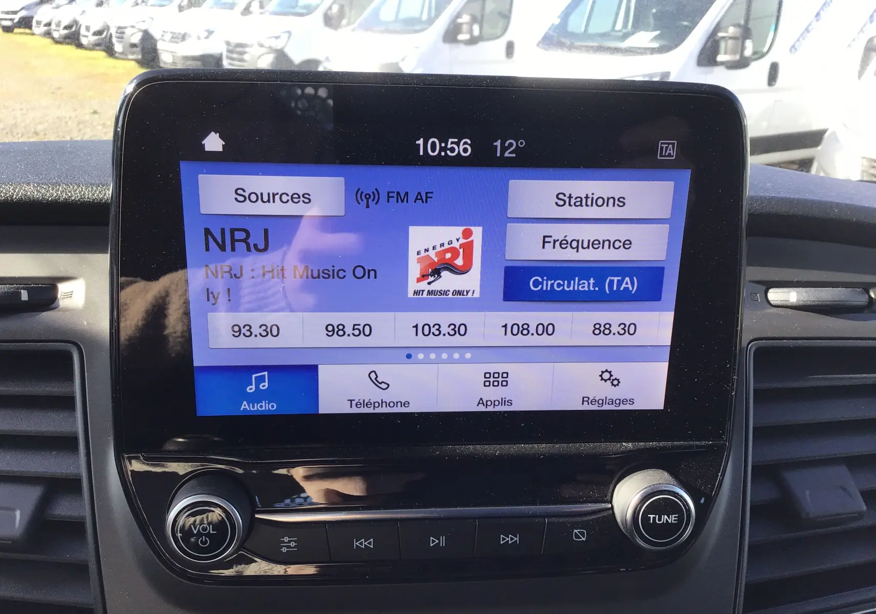 Vue intérieure du tableau de bord du Ford Transit Chassis Cabine blanc 2020, écran tactile radio NRJ affiché.