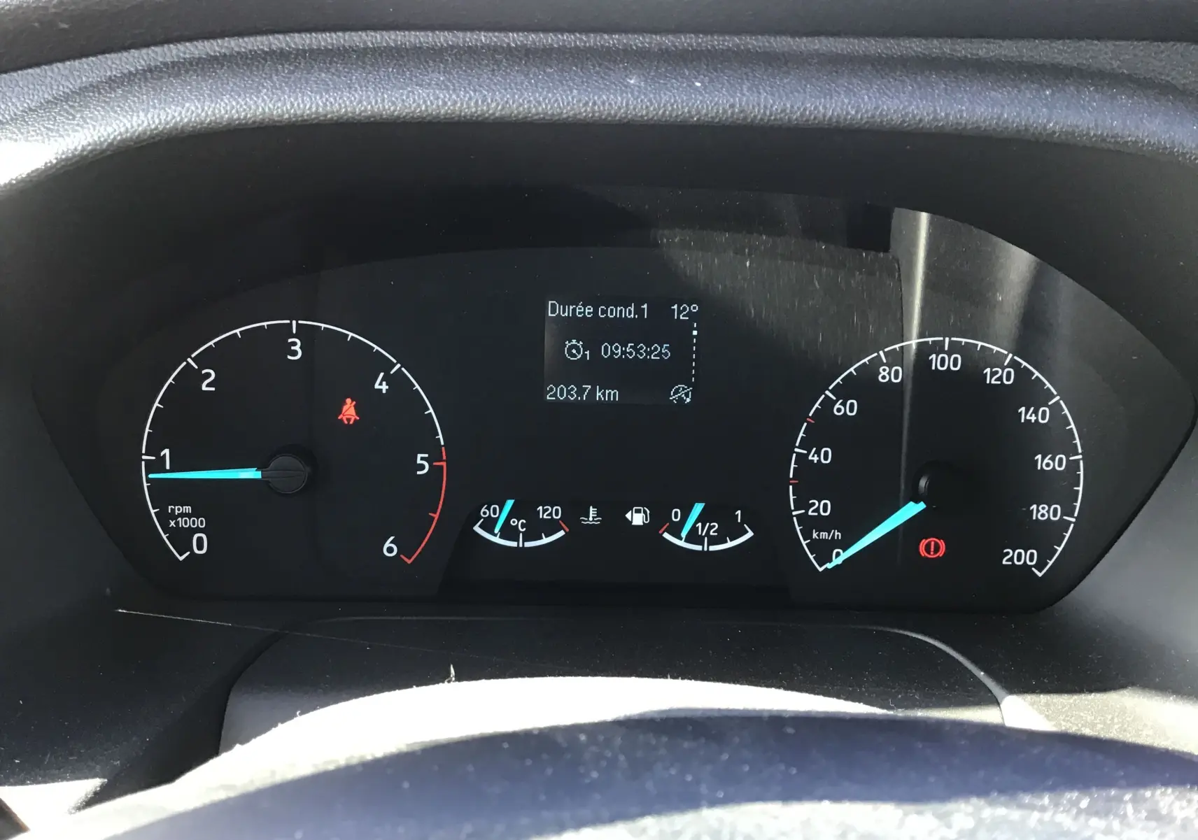 Tableau de bord du Ford Transit Chassis Cabine 2020, affichage digital et compteurs analogiques en vue frontale.