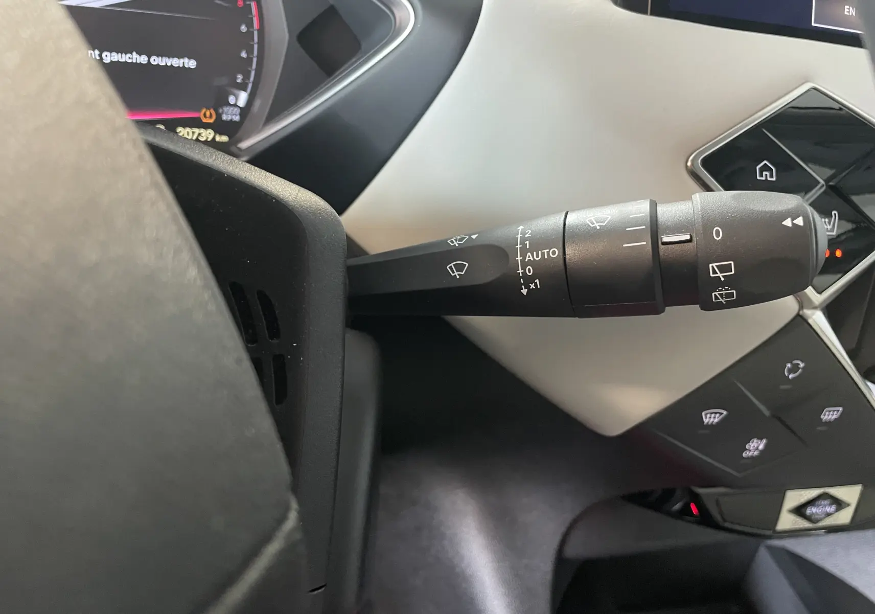 Gros plan sur la commande d'essuie-glace à gauche du volant dans l'habitacle beige du DS3 Crossback Perla Nera 2024.