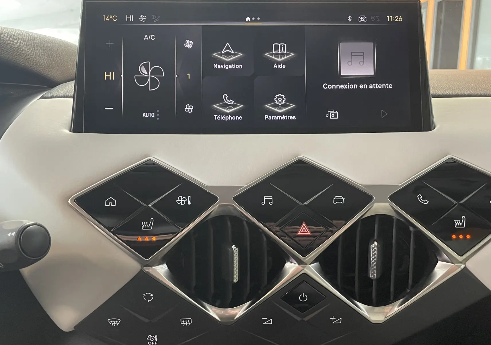 Tableau de bord du DS3 Crossback 2024 avec écran tactile et commandes en losange, finition cuir gris galet.