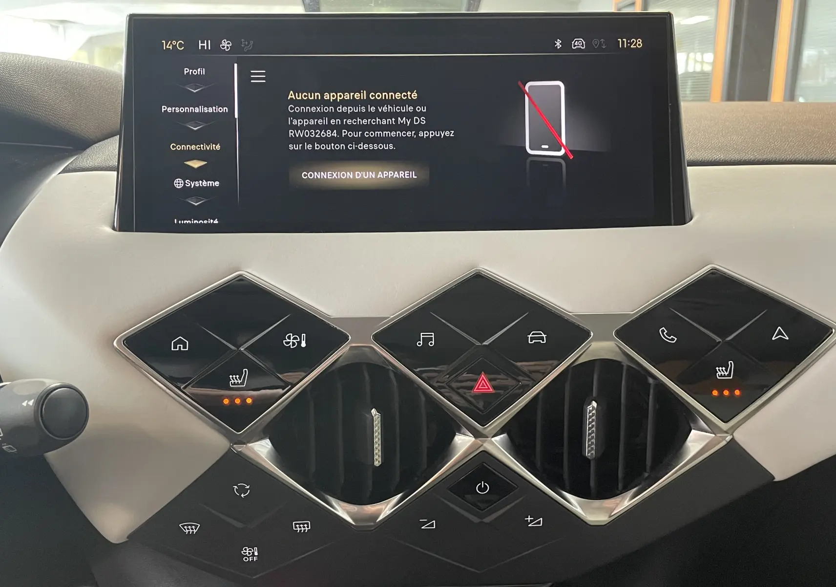 Tableau de bord du DS3 Crossback 2024 avec écran tactile et commandes en losange sur finition cuir clair.