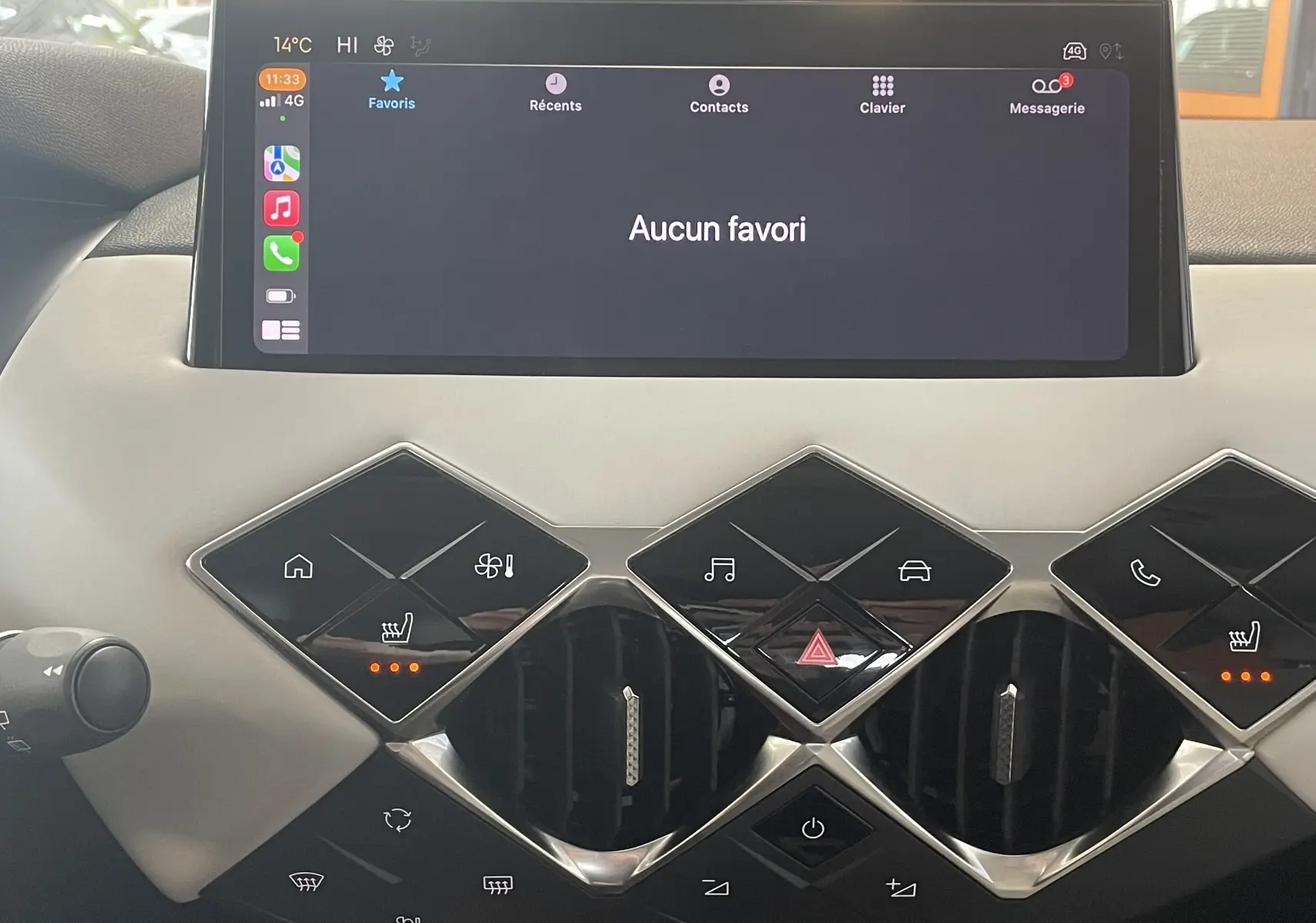 Vue rapprochée de la console centrale beige du DS3 Crossback 2024 avec écran tactile et commandes tactiles en losange noir brillant.