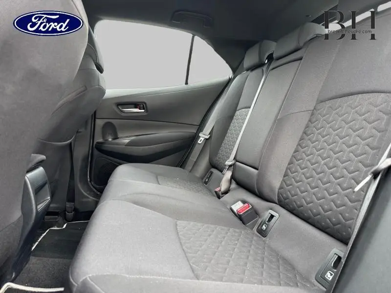 Vue intérieure des sièges arrière en tissu noir de la Toyota Corolla 122h Dynamic Business MY19, côté droit.