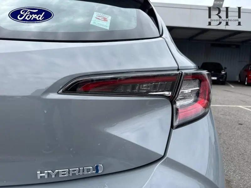 Gros plan sur le feu arrière droit gris Manhattan métallisé d'une Toyota Corolla 122h Dynamic Business 2020 hybride.