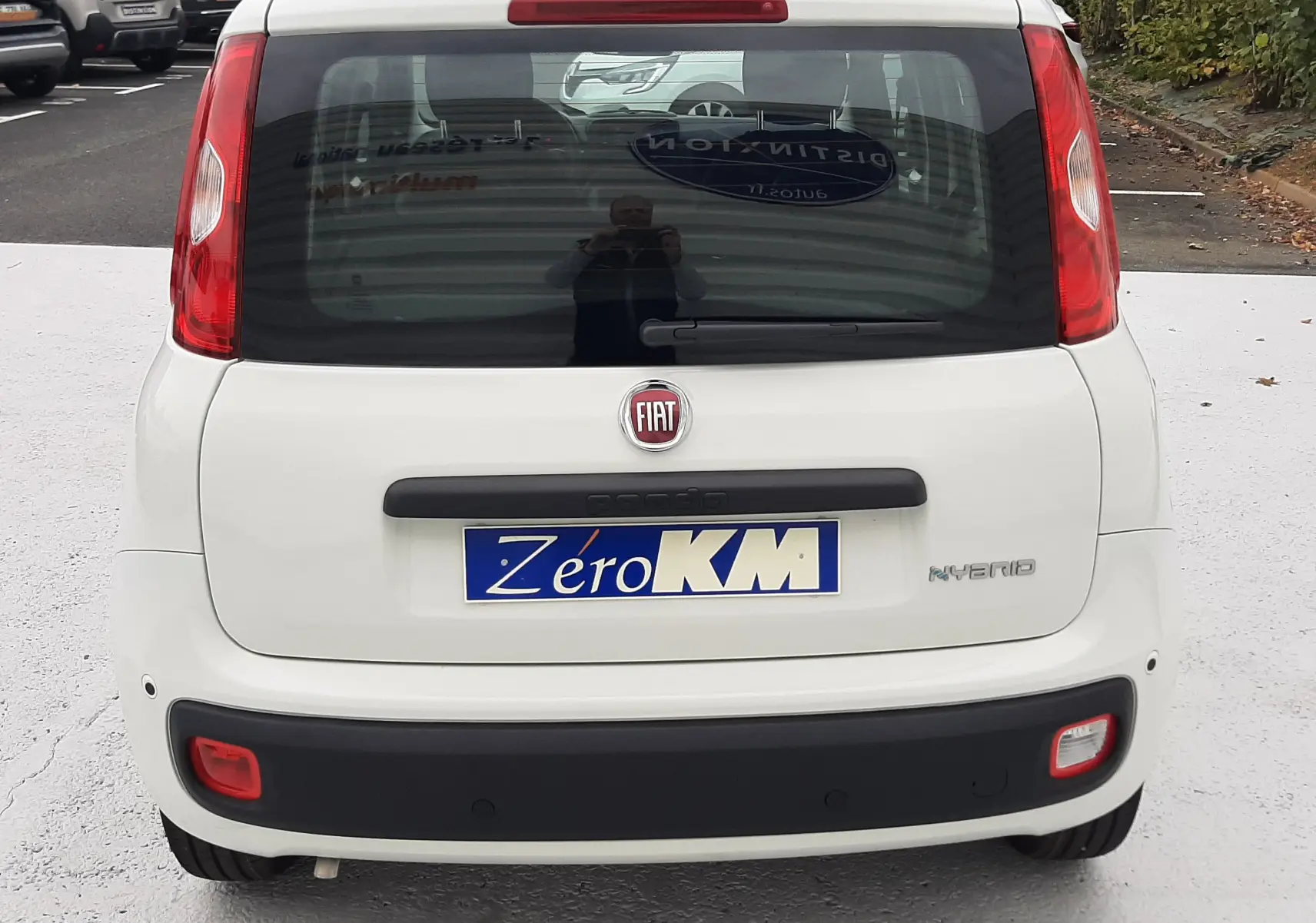 Vue arrière d'une Fiat Panda blanche Gelato avec logo et plaque d'immatriculation "Zero KM" visible.