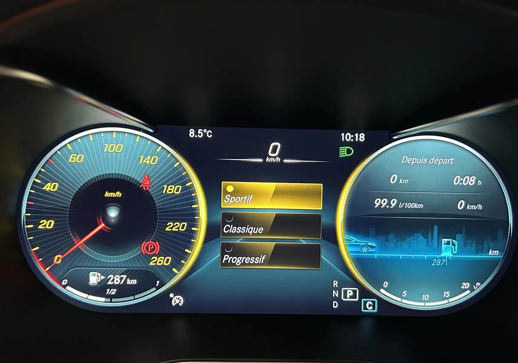 Tableau de bord numérique du Mercedes GLC 220D AMG Line 2021, affichant la vitesse, mode Sportif sélectionné et autonomie de 287 km.