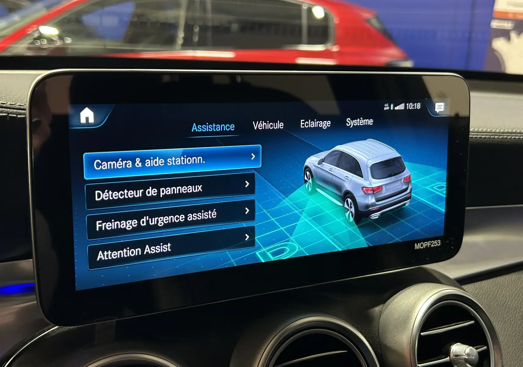 Écran central intérieur montrant le menu d'assistance avec visualisation 3D d'un SUV Mercedes GLC gris.