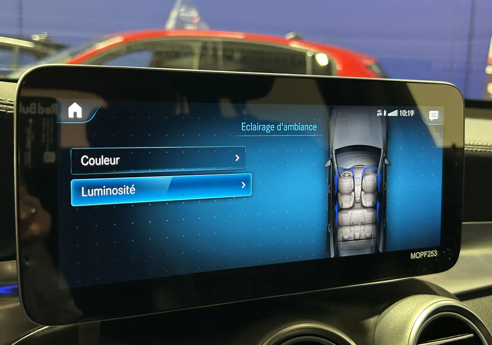 Écran central du Mercedes GLC 220D AMG Line 2021 montrant le menu d’éclairage d’ambiance avec vue intérieure du véhicule.