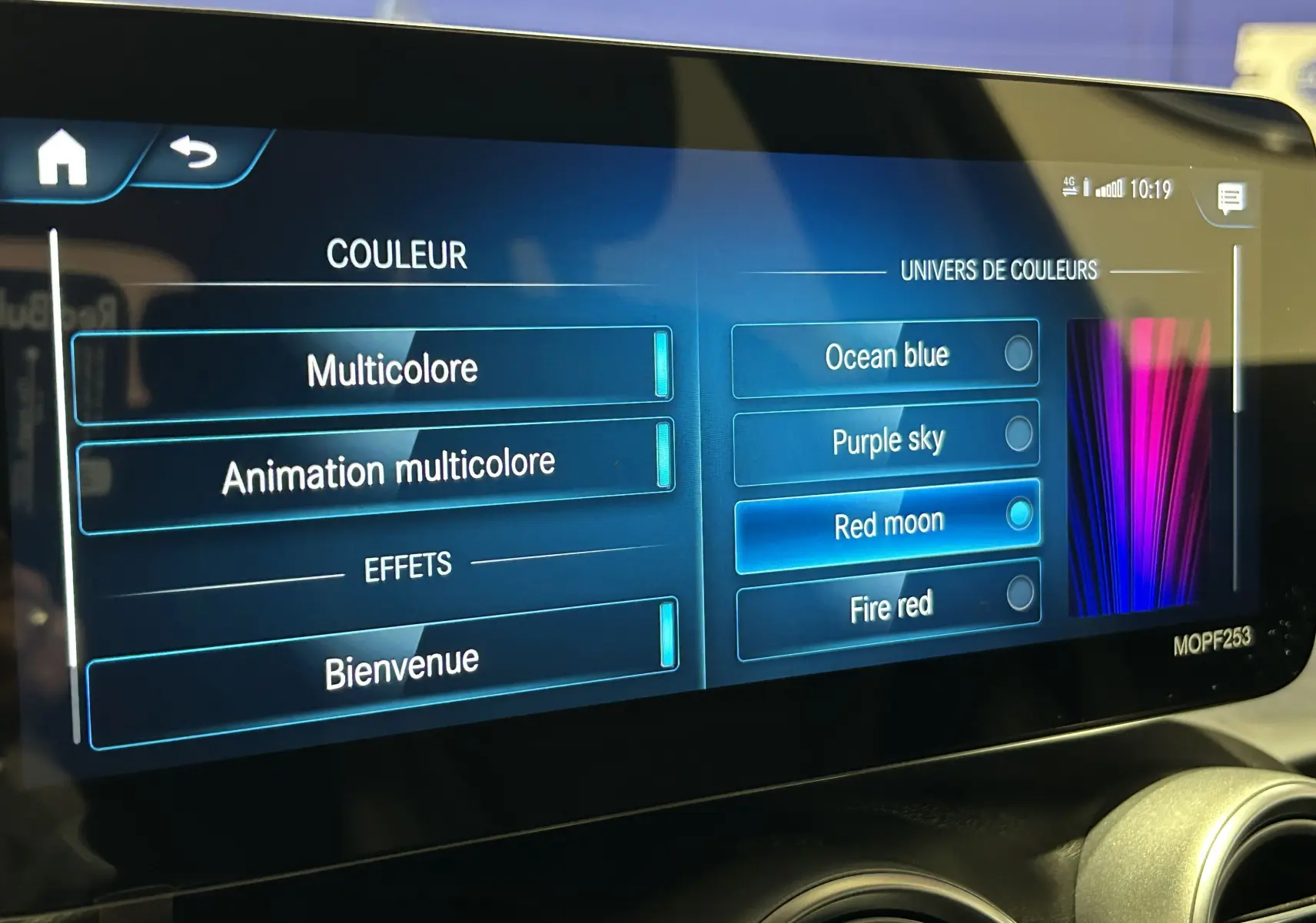 Écran central du Mercedes GLC 220D AMG Line 2021 affichant les options de couleur d'ambiance intérieure, sélection sur "Red moon".