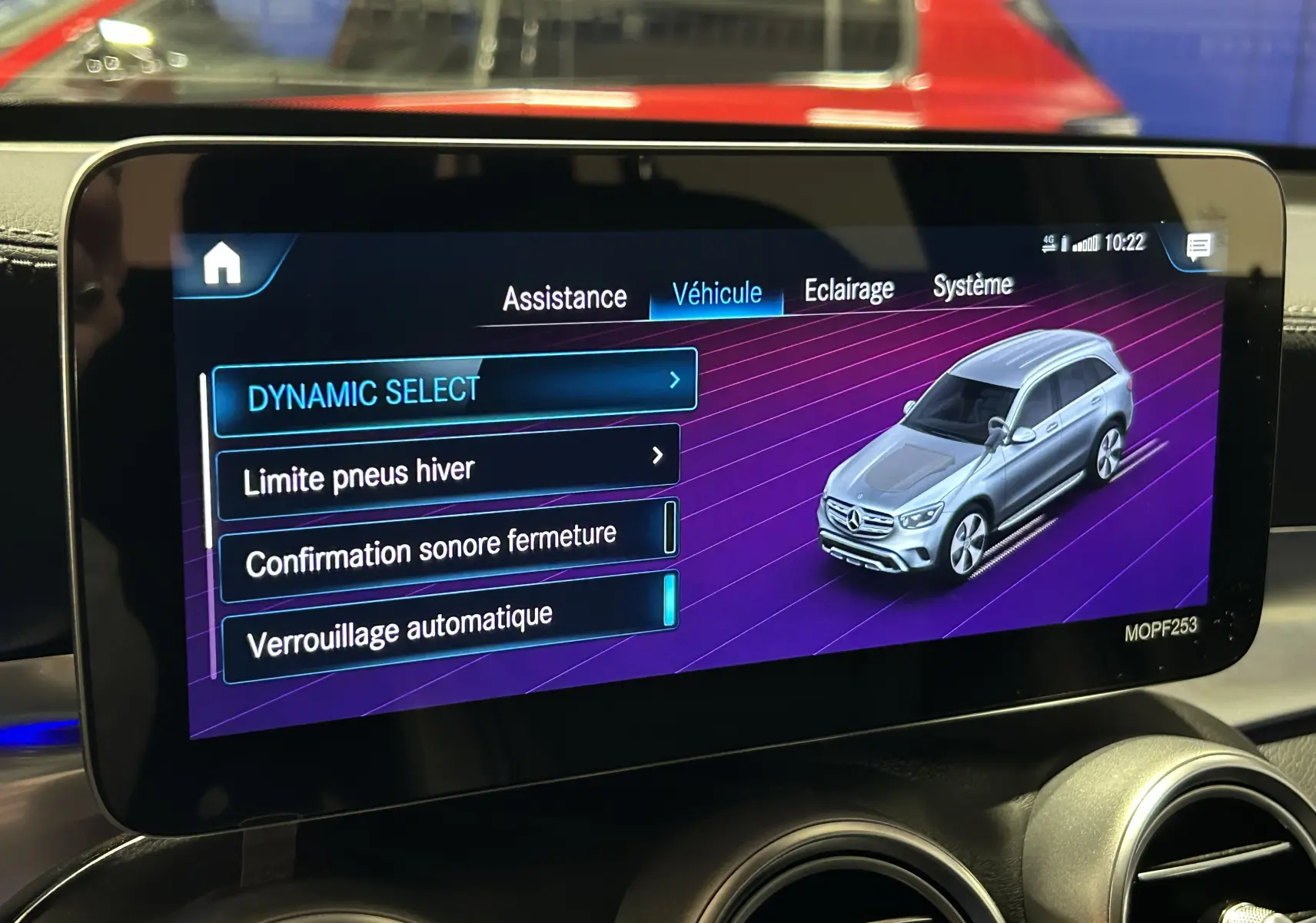 Écran central du tableau de bord montrant les réglages du véhicule Mercedes GLC, interface moderne avec fond violet.