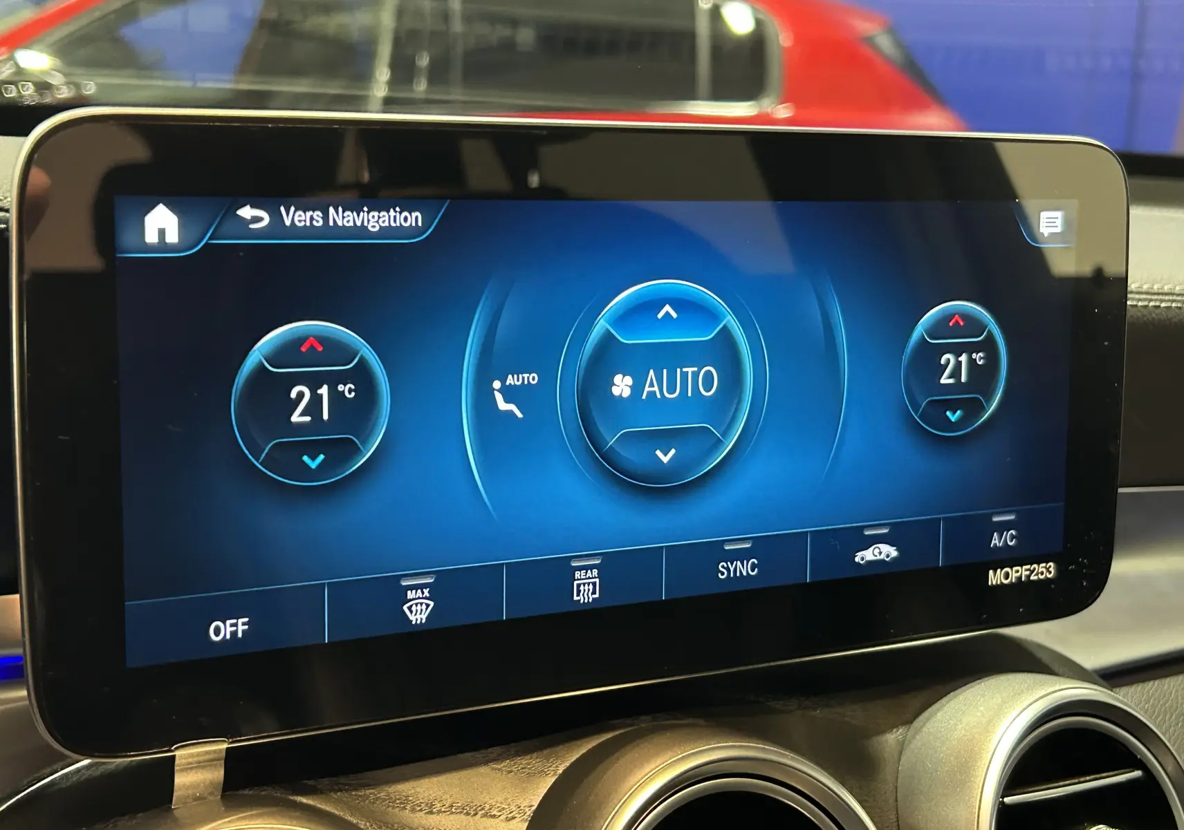 Vue rapprochée de l’écran tactile central du Mercedes GLC 220D AMG Line 2021 avec commandes climatisation affichées.